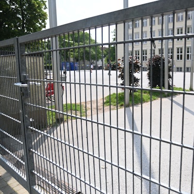 Auf dem Hof der Grund- und Hauptschule Baadenberger Straße hatten Kinder sich ein paar Jahre lang auch am Wochenende spielen und bewegen dürfen.