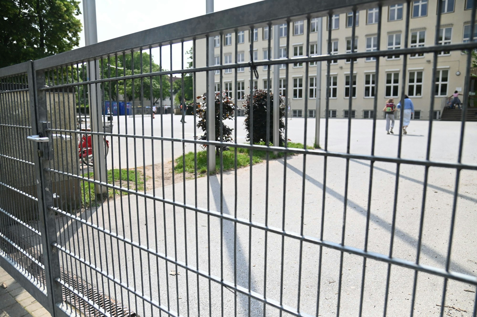 03.06.2025 Köln. Das Projekt Offene Schulhöfe ist eingestellt. Grund- und Hauptschule Baadenberger Straße. Foto: Alexander Schwaiger