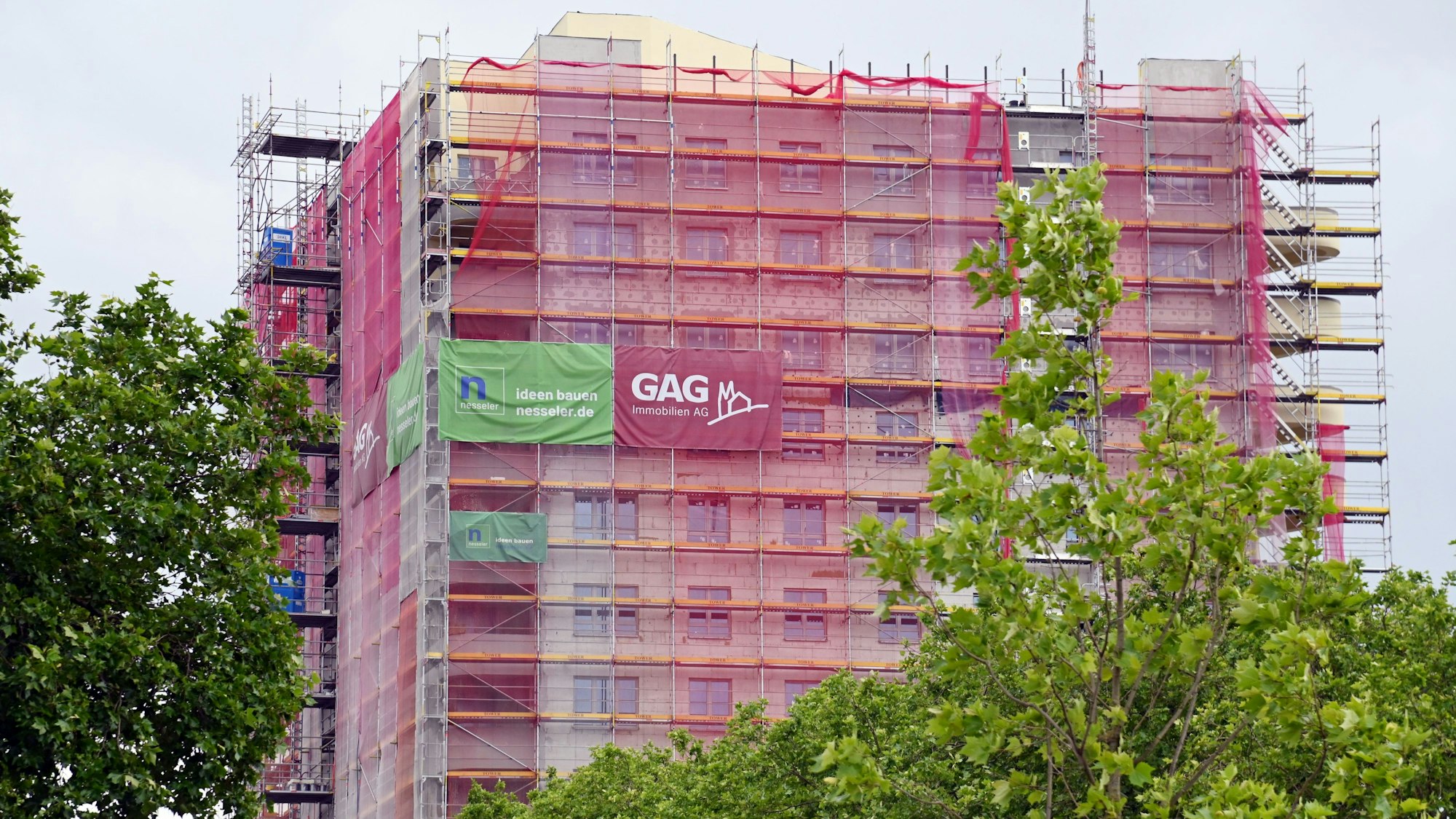 Hier sollen in einem 15-geschossigem Gebäude mehr als 200 Wohnungen sowie Gewerbeflächen entstehen.