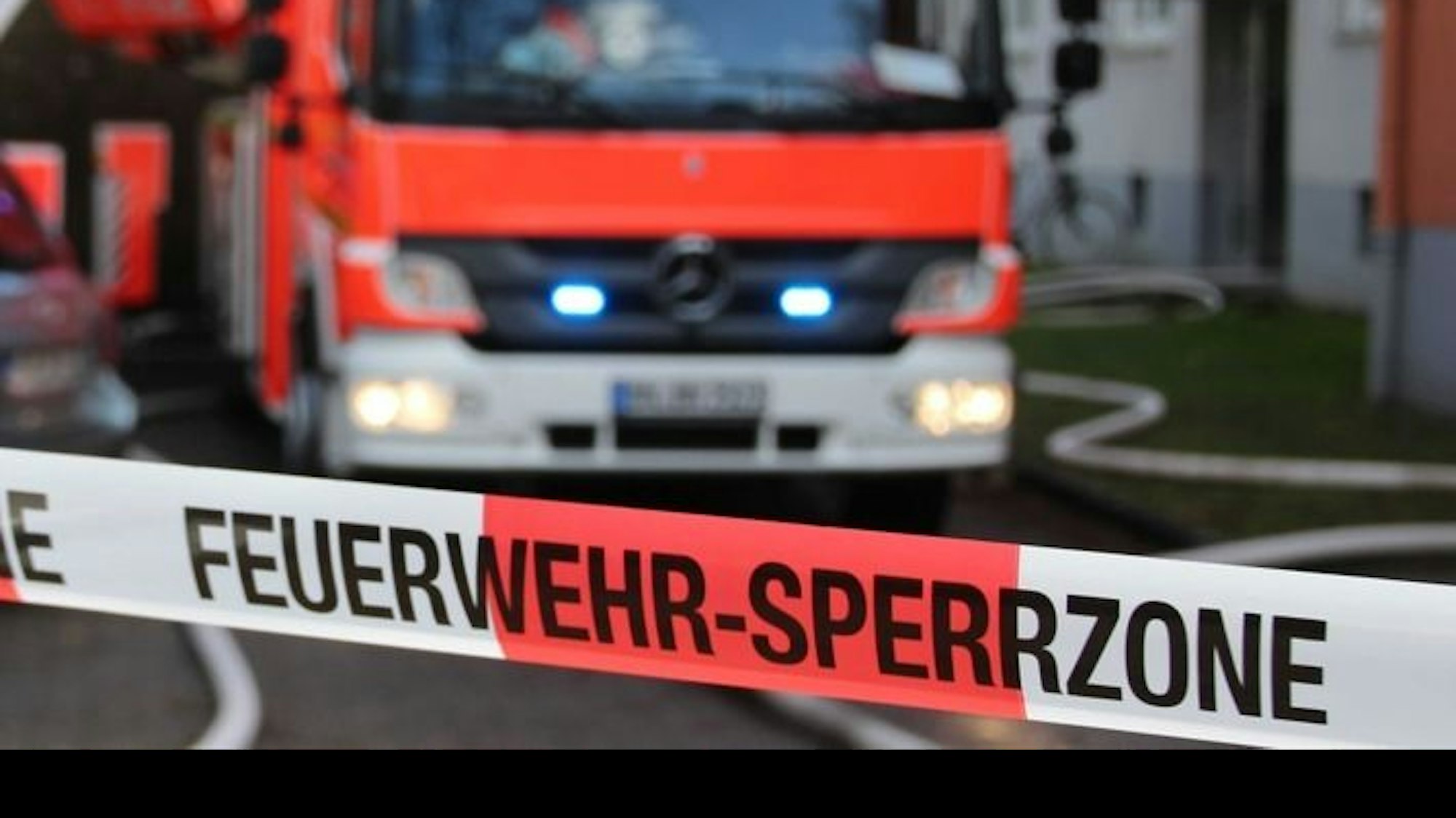 Einsatzfahrzeug der Feuerwehr Bonn mit Absperrband bei einem Einsatz wegen einer vermeintlichen Gasausströmung in einem Gastronomiebetrieb am Martinsplatz