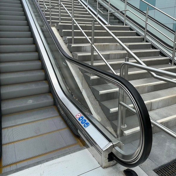 Der Zugang zur Personenunterführung von der Konrad-Adenauer-Straße ist ab sofort wieder über Treppen und Rolltreppen möglich.