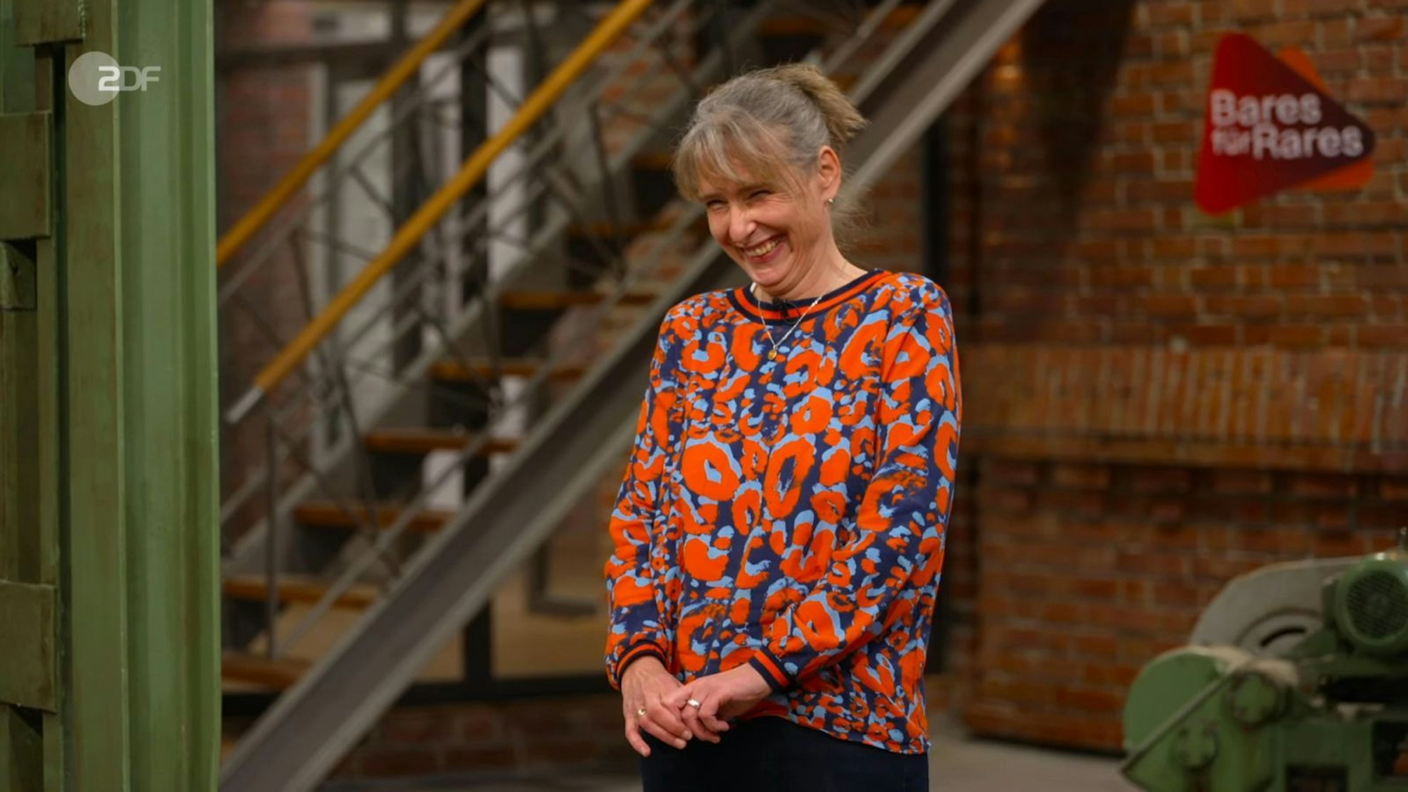 Die Brosche habe sie „vom Flohmarkt“, verriet Heike. Den Ankaufspreis verriet sie hingegen erst ganz zum Schluss. (Bild: ZDF)