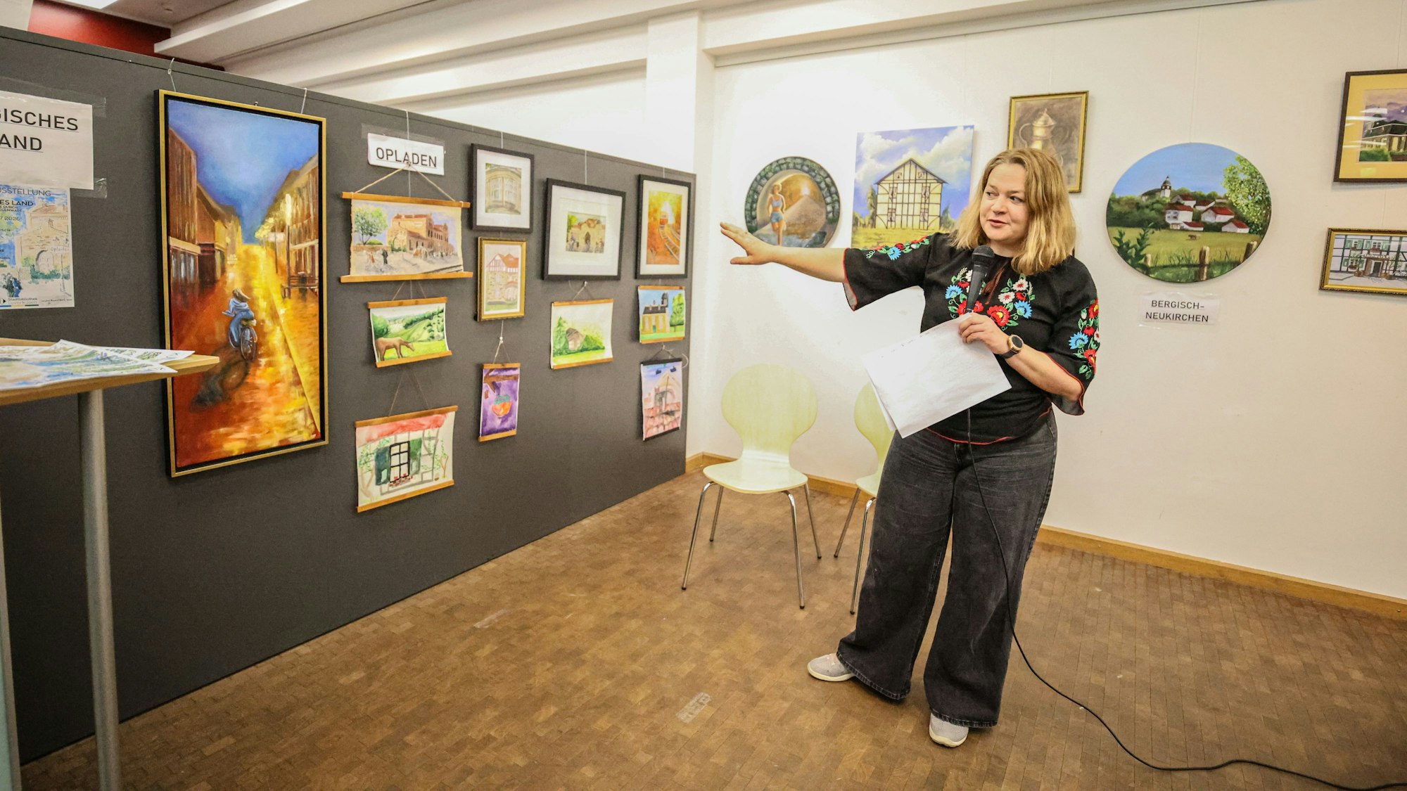 Natalie Tumchenok, Vorstand des Kunstkorbs, erklärt den Stadtteil Opladen.