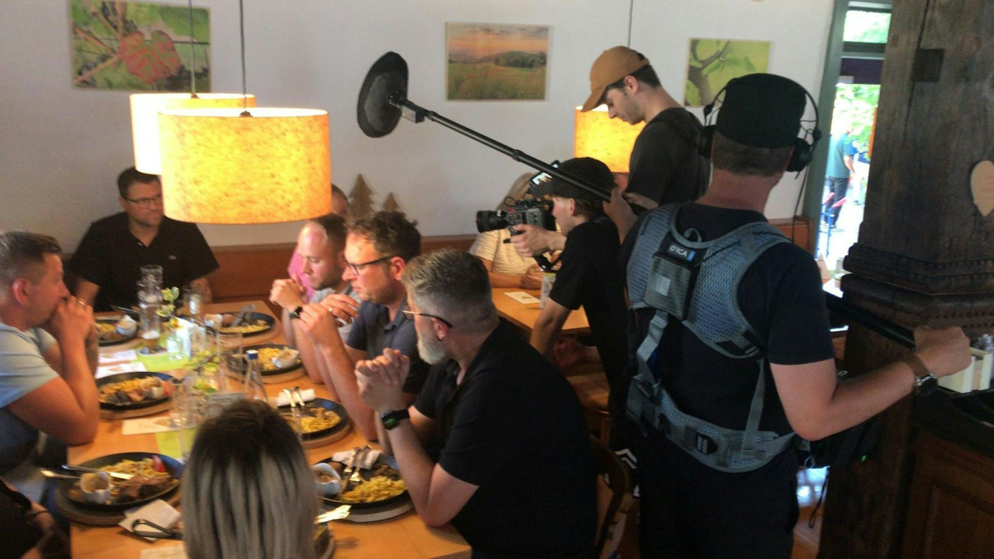 Die Testesser kritisieren nicht nur das Essen. (Bild: Kabel Eins)