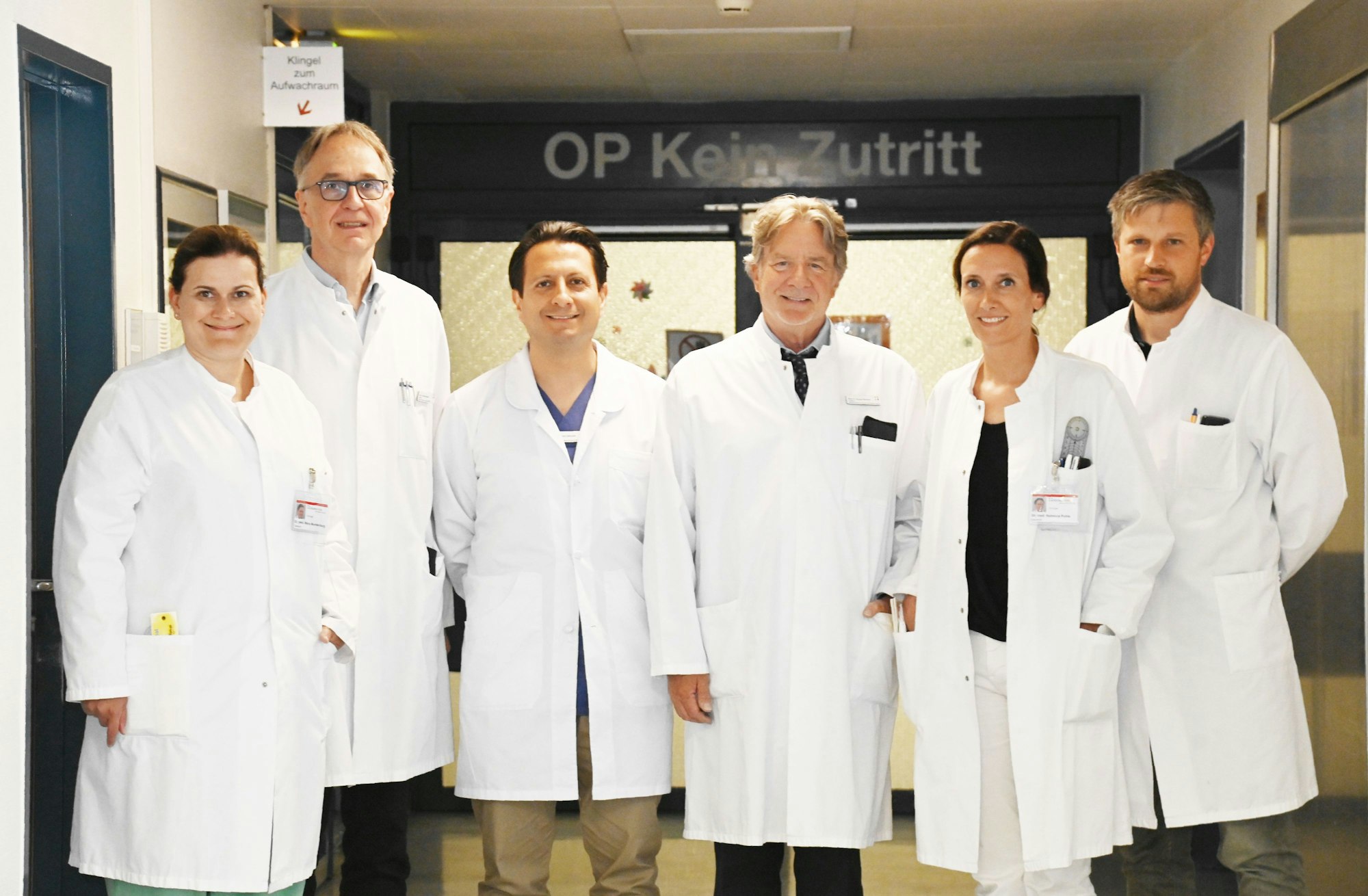 25.05.2025 Köln. Die beiden Kinder Yurii und Yevhen wurden infolge eines Bombenangriffs und der Explosion einer Ölraffinerie in der Ukraine schwerst verbrannt. In Köln sind sie schon mehr als 50 Mal operiert worden. Gespräch mit der Chirurgin. Das Ärtzte-Team vom Kinderkrankenhaus. Foto: Alexander Schwaiger