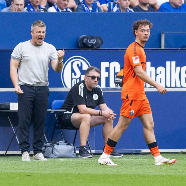 2. Fussball Bundesliga, FC Schalke 04 - SC Paderborn 02.05.2025 Lukas Kwasniok SC Paderborn, Cheftrainer, Aaron Zehnter SC Paderborn, 32. 2. Fußball Bundesliga, FC Schalke 04 - SC Paderborn, 32. Spieltag, am 02.05.2025, Veltins-Arena, Gelsenkirchen. DFL regulations prohibit any use of photographs as image sequences and/or quasi-video *** 2 Soccer Bundesliga, FC Schalke 04 SC Paderborn 02 05 2025 Lukas Kwasniok SC Paderborn, Head Coach , Aaron Zehnter SC Paderborn, 32 2 Soccer Bundesliga, FC Schalke 04 SC Paderborn, 32 Matchday, on 02 05 2025, Veltins Arena, Gelsenkirchen DFL regulations prohibit any use of photographs as image sequences and or quasi video Copyright: xBEAUTIFULxSPORTS/Meuselx