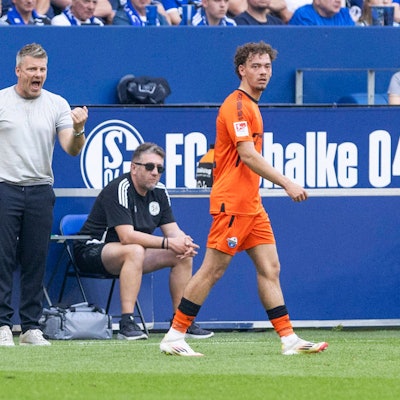 2. Fussball Bundesliga, FC Schalke 04 - SC Paderborn 02.05.2025 Lukas Kwasniok SC Paderborn, Cheftrainer, Aaron Zehnter SC Paderborn, 32. 2. Fußball Bundesliga, FC Schalke 04 - SC Paderborn, 32. Spieltag, am 02.05.2025, Veltins-Arena, Gelsenkirchen. DFL regulations prohibit any use of photographs as image sequences and/or quasi-video *** 2 Soccer Bundesliga, FC Schalke 04 SC Paderborn 02 05 2025 Lukas Kwasniok SC Paderborn, Head Coach , Aaron Zehnter SC Paderborn, 32 2 Soccer Bundesliga, FC Schalke 04 SC Paderborn, 32 Matchday, on 02 05 2025, Veltins Arena, Gelsenkirchen DFL regulations prohibit any use of photographs as image sequences and or quasi video Copyright: xBEAUTIFULxSPORTS/Meuselx