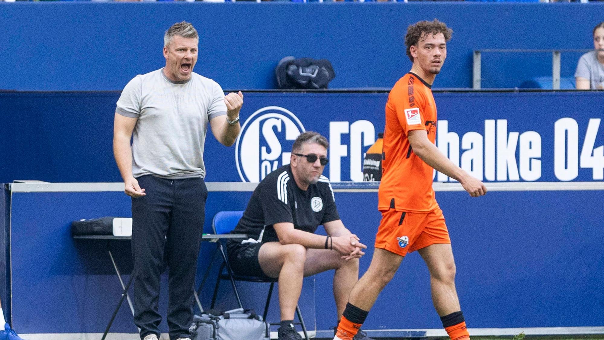 2. Fussball Bundesliga, FC Schalke 04 - SC Paderborn 02.05.2025 Lukas Kwasniok SC Paderborn, Cheftrainer, Aaron Zehnter SC Paderborn, 32. 2. Fußball Bundesliga, FC Schalke 04 - SC Paderborn, 32. Spieltag, am 02.05.2025, Veltins-Arena, Gelsenkirchen. DFL regulations prohibit any use of photographs as image sequences and/or quasi-video *** 2 Soccer Bundesliga, FC Schalke 04 SC Paderborn 02 05 2025 Lukas Kwasniok SC Paderborn, Head Coach , Aaron Zehnter SC Paderborn, 32 2 Soccer Bundesliga, FC Schalke 04 SC Paderborn, 32 Matchday, on 02 05 2025, Veltins Arena, Gelsenkirchen DFL regulations prohibit any use of photographs as image sequences and or quasi video Copyright: xBEAUTIFULxSPORTS/Meuselx