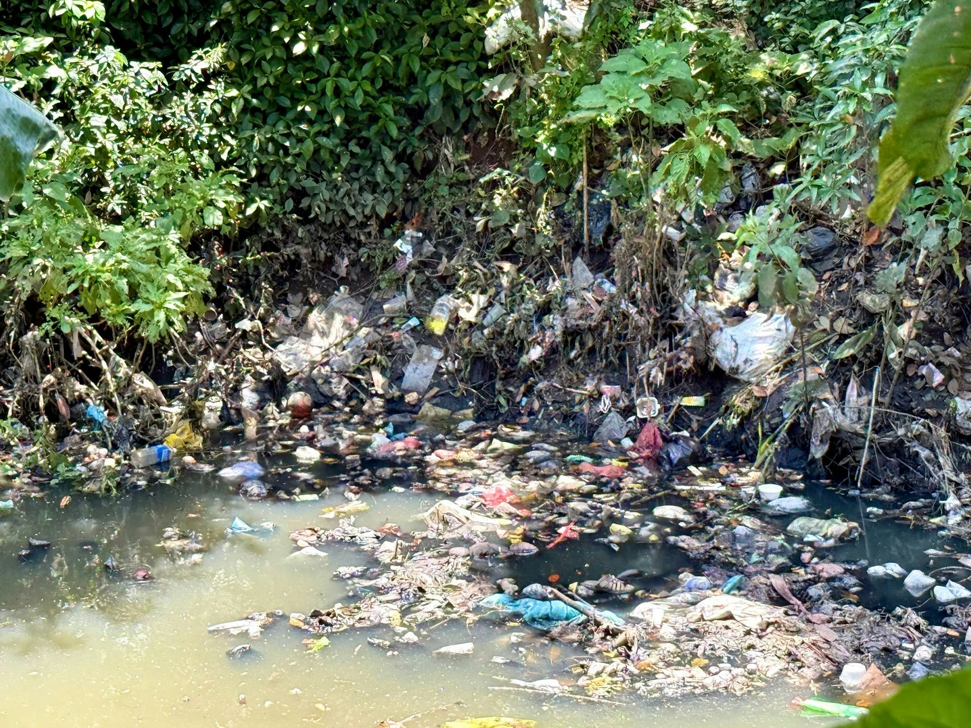 Kaum noch identifizierbarer Unrat treibt vielerorts im Fluss Citarum.