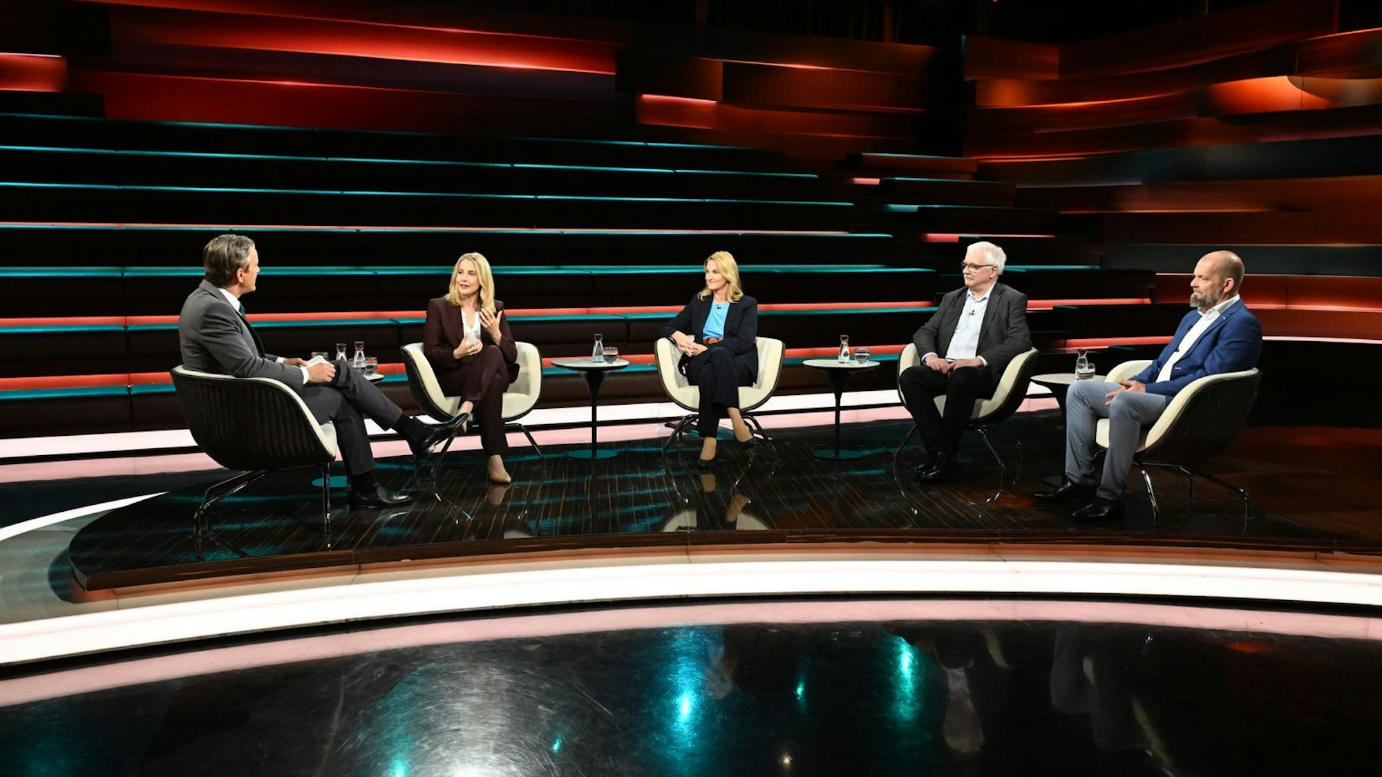 Am Mittwochabend diskutierte Markus Lanz (links) mit Bundesbauministerin Verena Hubertz (zweite von links), Journalistin Kerstin Münstermann (Mitte), Ökonom Matthias Günther (zweiter von rechts) und Journalist Rainer Fleckl. (Bild: ZDF / Cornelia Lehmann)