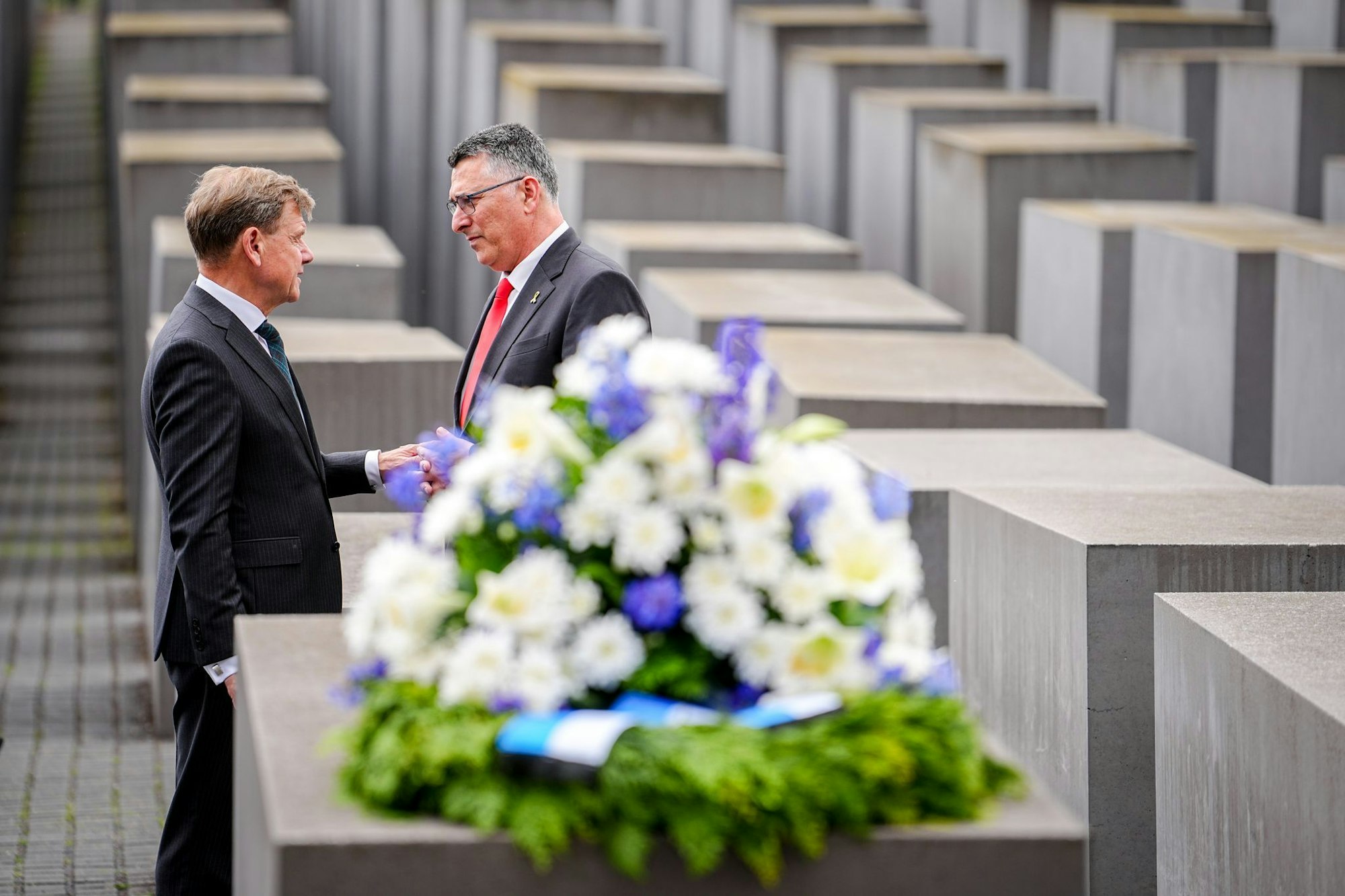 Am Holocaust-Mahnmal in Berlin legen Wadephul und Saar Kränze nieder.