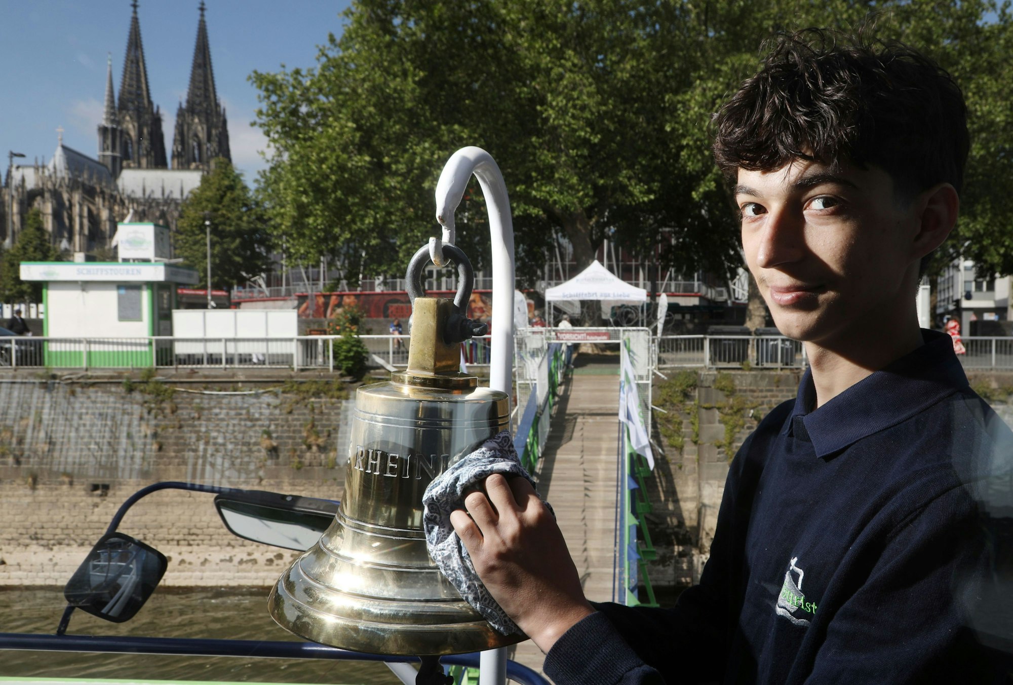 15.05.2025, Köln: Wo andere Urlaub machen Bajram Allkja jeden Tag eine Rheinfahrt vor Kölns Kulisse. Er ist Binnenschiffer-Auszubildender auf der MS Rheinland erzählt. Foto: Arton Krasniqi