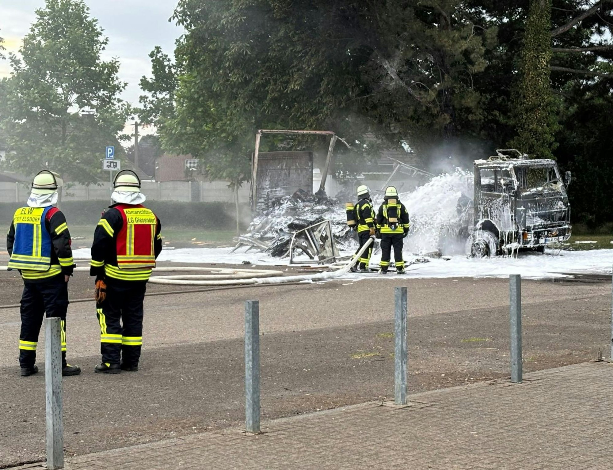 Ein Feuer hat in Elsdorf einen zum Wohnmobil umgebauten Lastwagen zerstört.