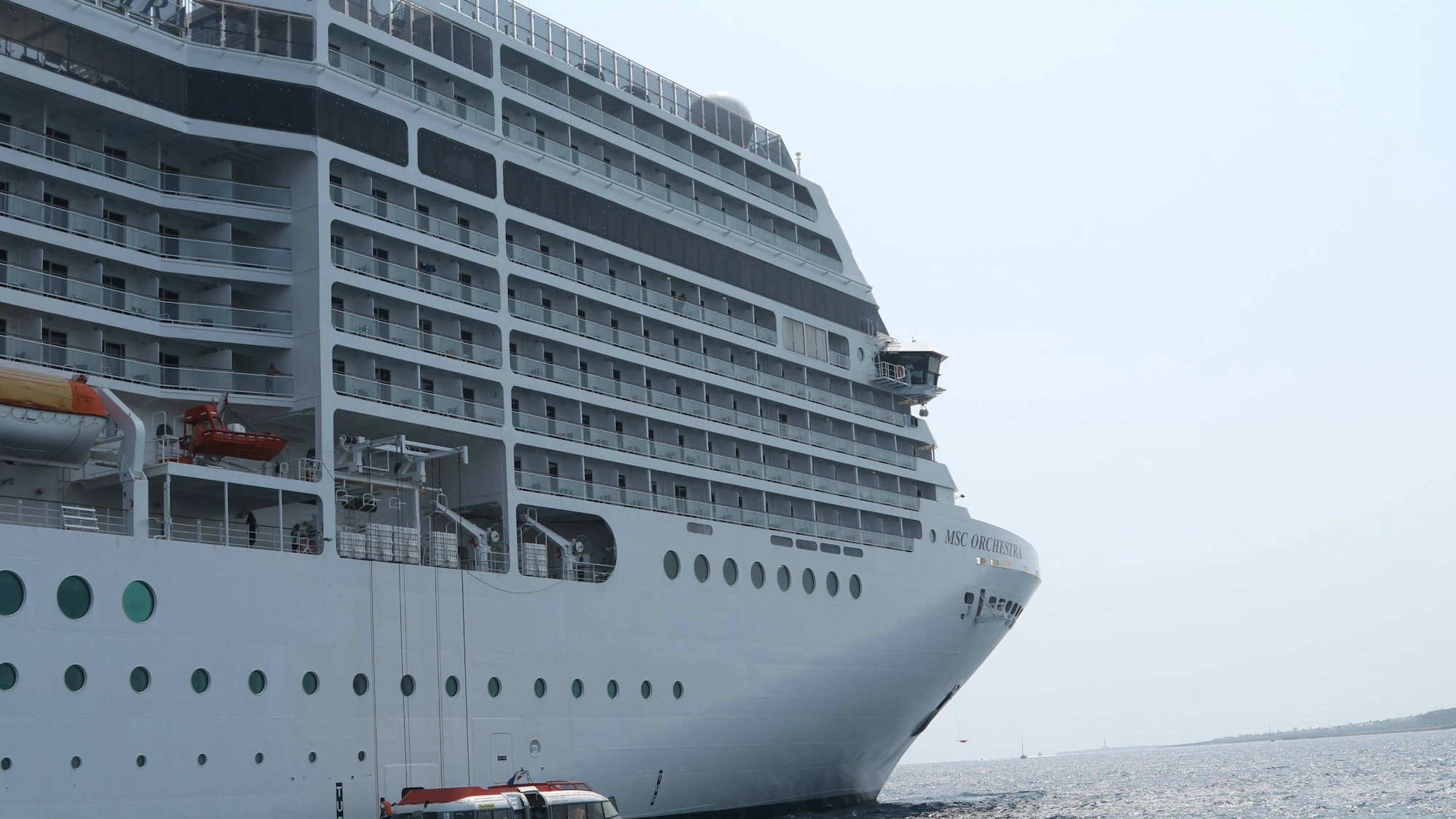 Die „MSC Orchestra“ trieb mehrere Stunden vor der Küste Korsikas im Mittelmeer.