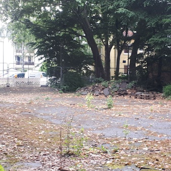 Der brachliegende Bolzplatz An den Kreutzmorgen: Das Areal wurde vor sechs Jahren gesperrt. (Archivbild)