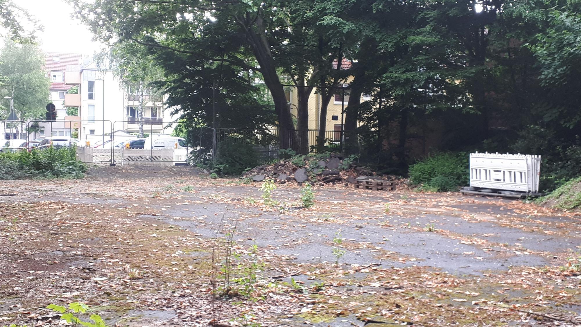 Ein leerer, mit Laub bedeckter, ehemaliger Bolzplatz.