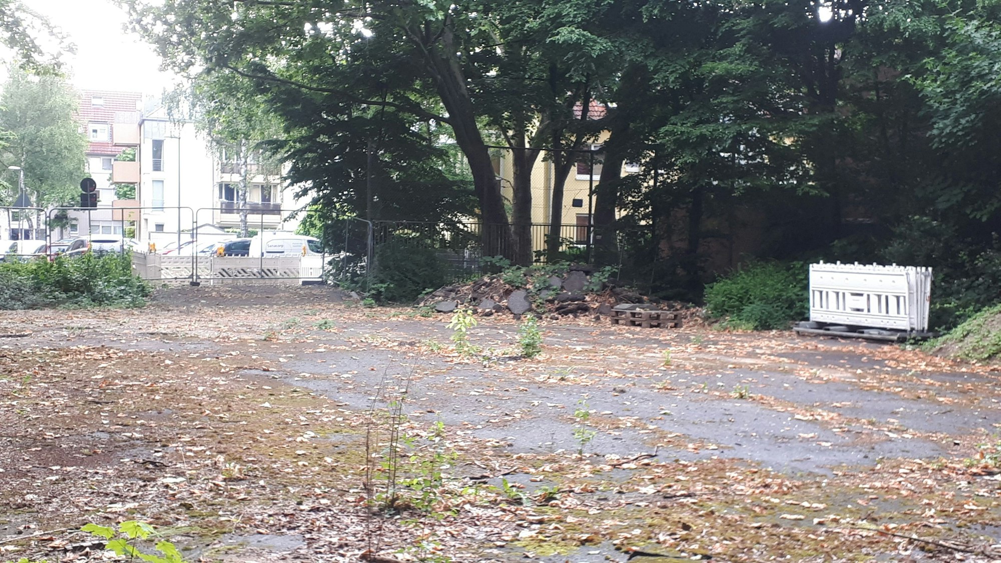 Ein leerer, mit Laub bedeckter, ehemaliger Bolzplatz.