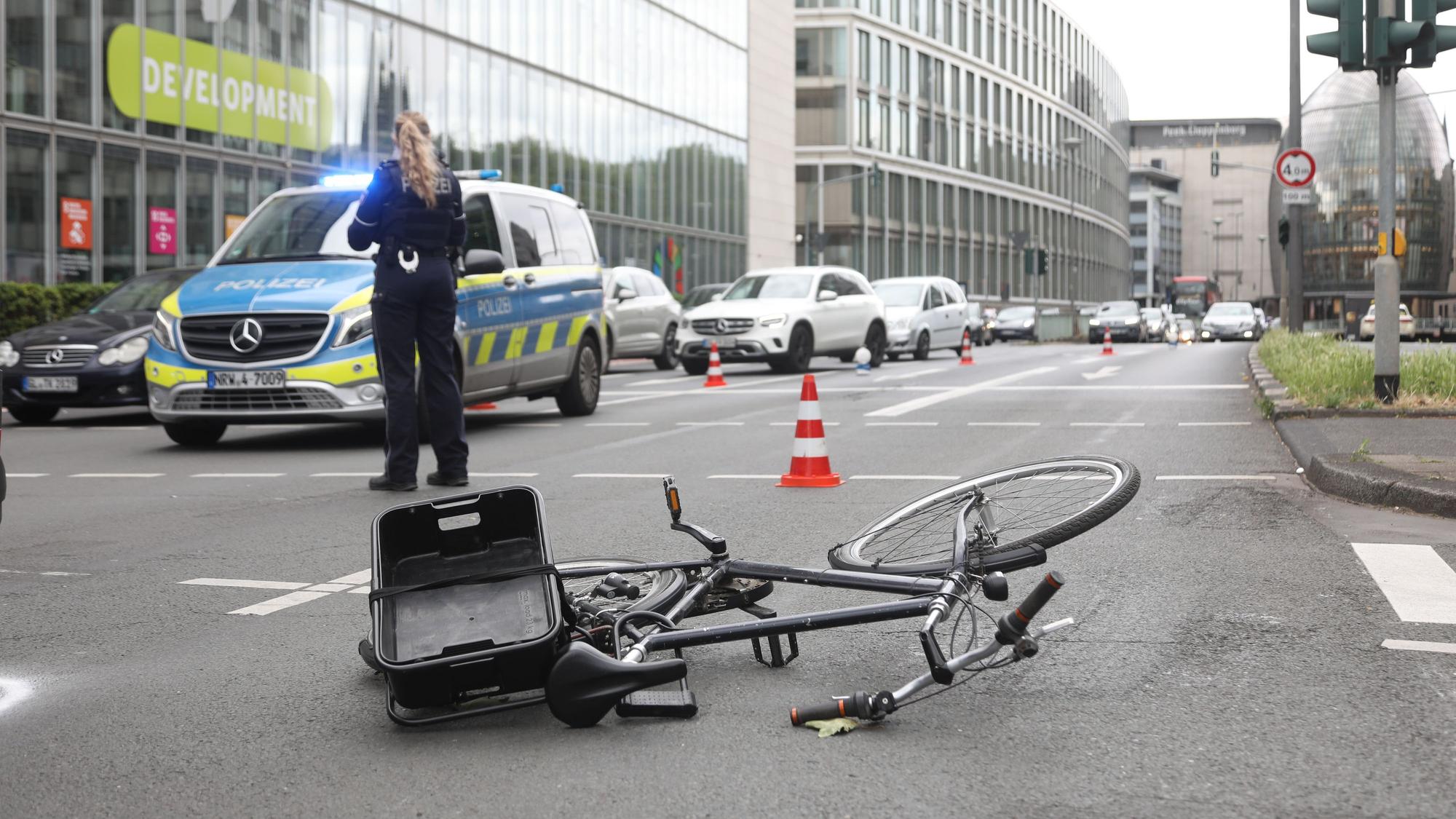 Bei einem schweren Verkehrsunfall ist ein Radfahrer auf der Neuköllner Straße (Nord-Süd-Fahrt) schwer verletzt worden.