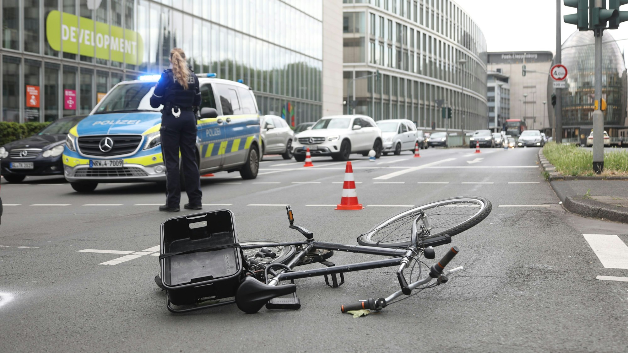 Bei einem schweren Verkehrsunfall ist ein Radfahrer auf der Neuköllner Straße (Nord-Süd-Fahrt) schwer verletzt worden.