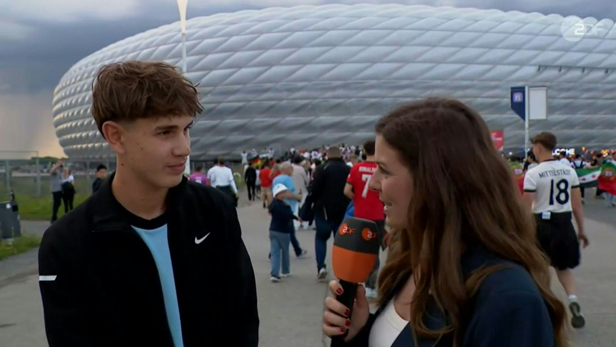 Balljunge Noel im Interview mit Amelie Stiefvatter. (Bild: ZDF)