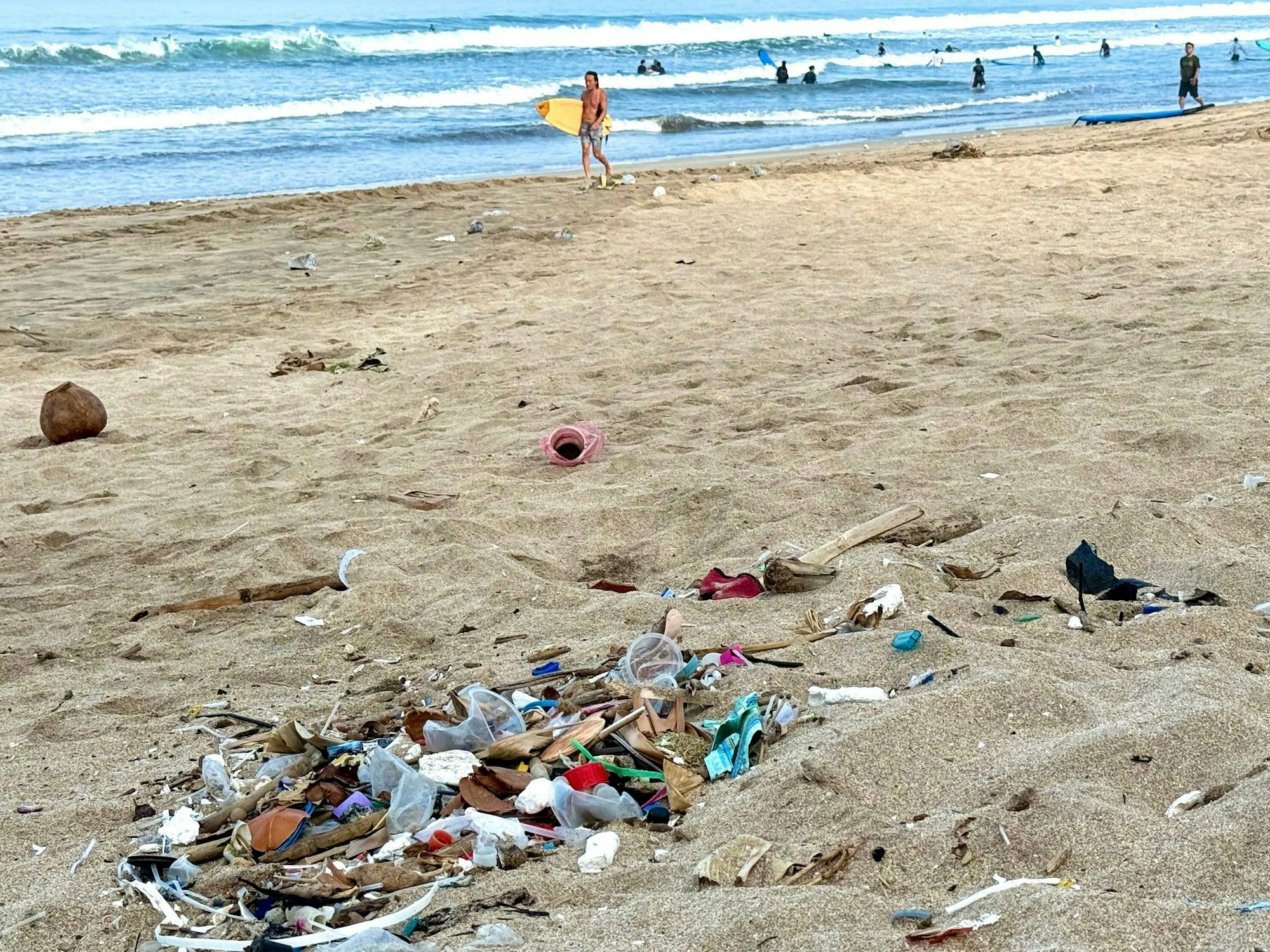 Auch die Urlaubsinsel Bali hat ein riesiges Müllproblem - wie hier am Strand von Kuta.