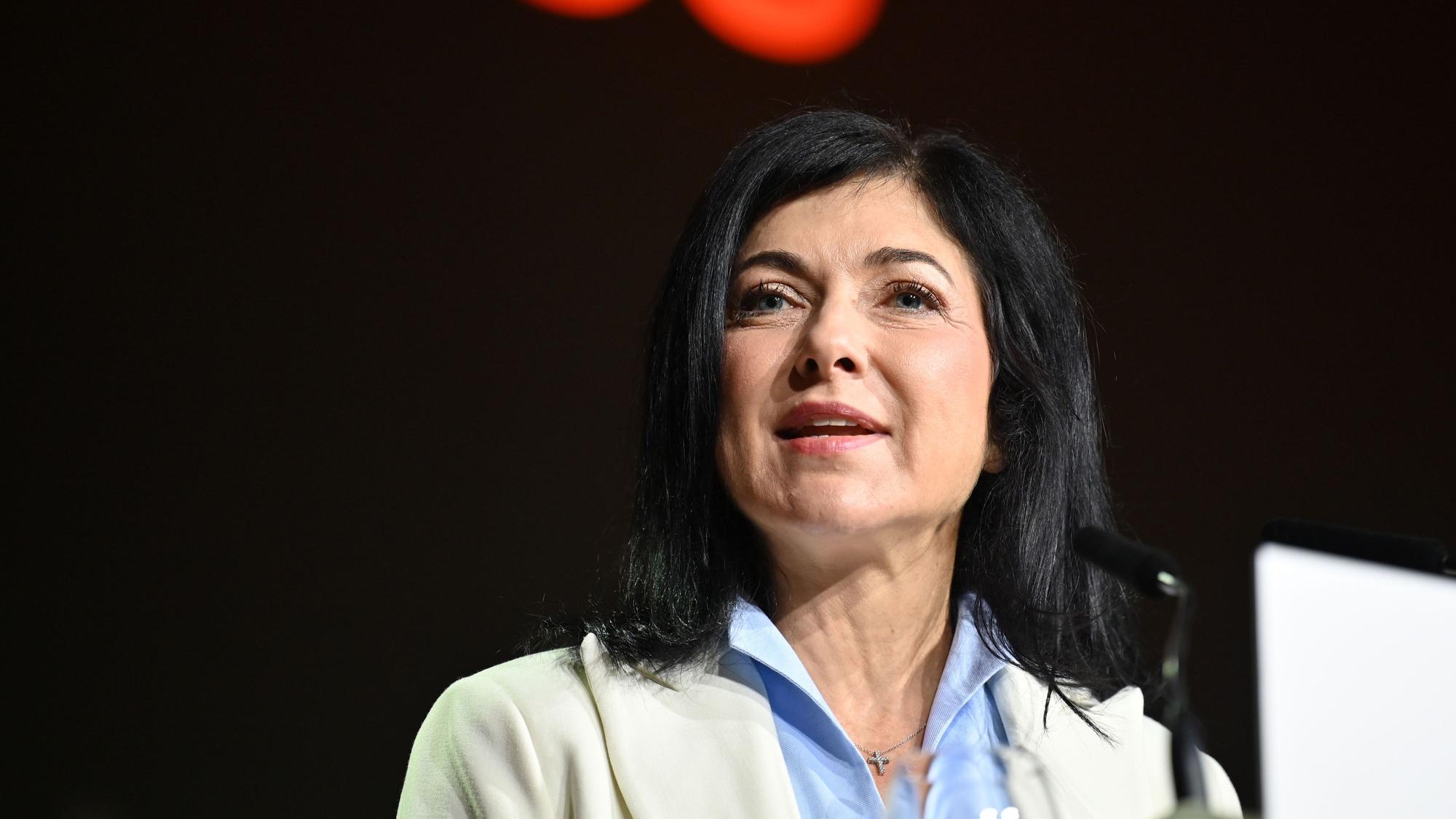 02.06.2025, Berlin: Katherina Reiche (CDU), Bundeswirtschaftsministerin, hält eine Keynote beim BDEW-Kongress 2025 in der Station Berlin, dem Branchentreffen des Bundesverbandes der Energie- und Wasserwirtschaft. Bei dem Kongress mit dem Titel «Mehr als Energie» geht es um Themen wie ein künftiges Marktdesign, die Kraftwerksstrategie und der Ausbau Erneuerbarer Energien. Foto: Katharina Kausche/dpa +++ dpa-Bildfunk +++