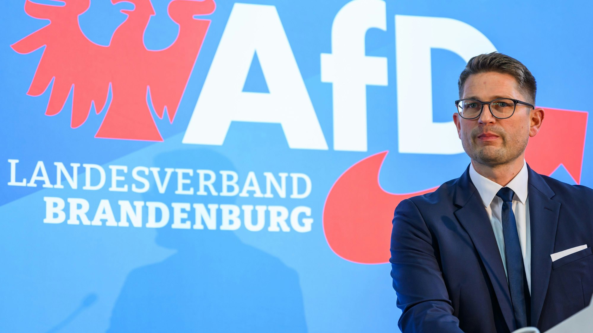 ARCHIV - 23.11.2024, Brandenburg, Prenzlau: René Springer, Landesvorsitzender der Brandenburger AfD, nimmt am Landesparteitag der AfD Brandenburg teil. (zu dpa: «AfD Brandenburg klagt gegen Einstufung als «rechtsextrem»») Foto: Patrick Pleul/dpa +++ dpa-Bildfunk +++