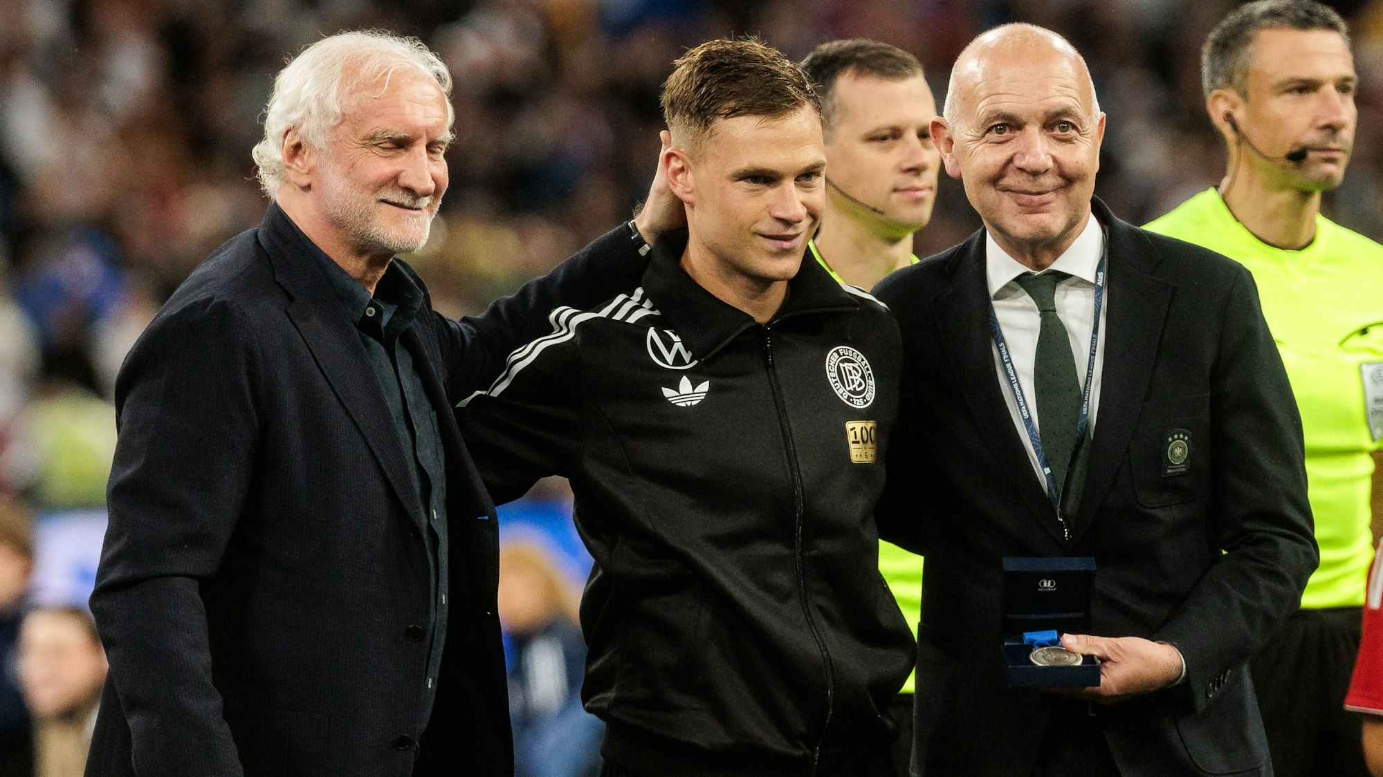 Joshua Kimmich wird von Rudi Völler und Bernd Neuendorf DFB Präsident für sein 100. Länderspiel geehrt.