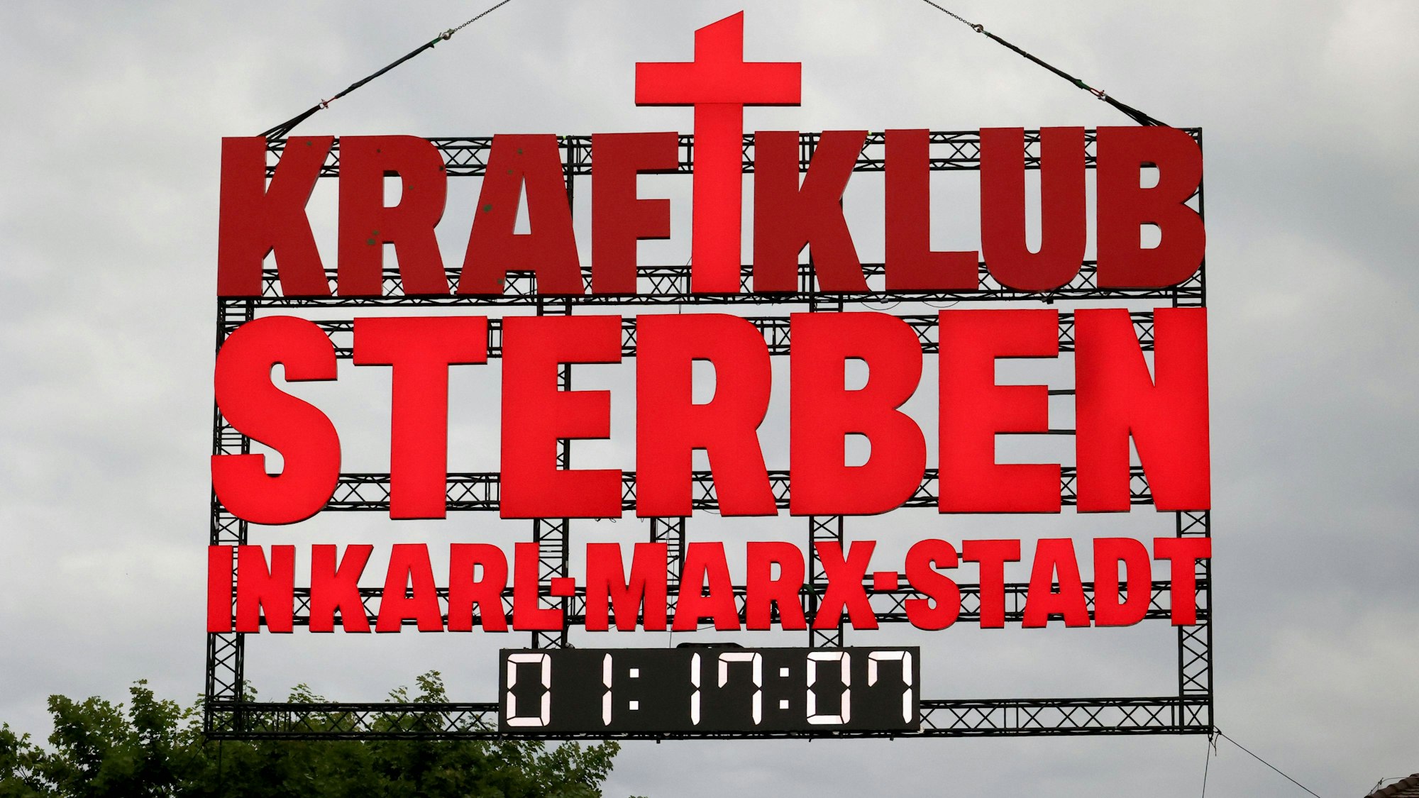 Kraftklub machen mit Kran-Show auf Spontan-Gig aufmerksam. (Archivbild)