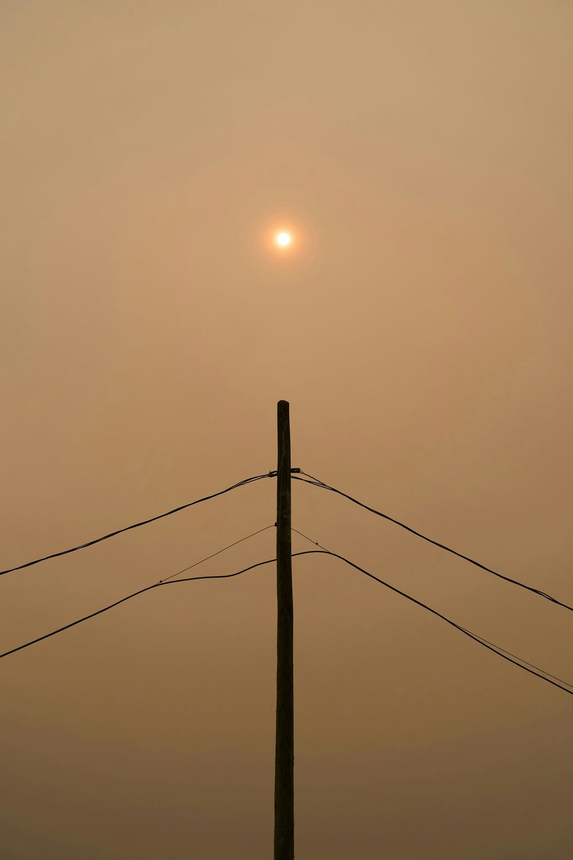 Rauch verdeckt die Sonne, während Waldbrände im Norden Manitobas wüten.
