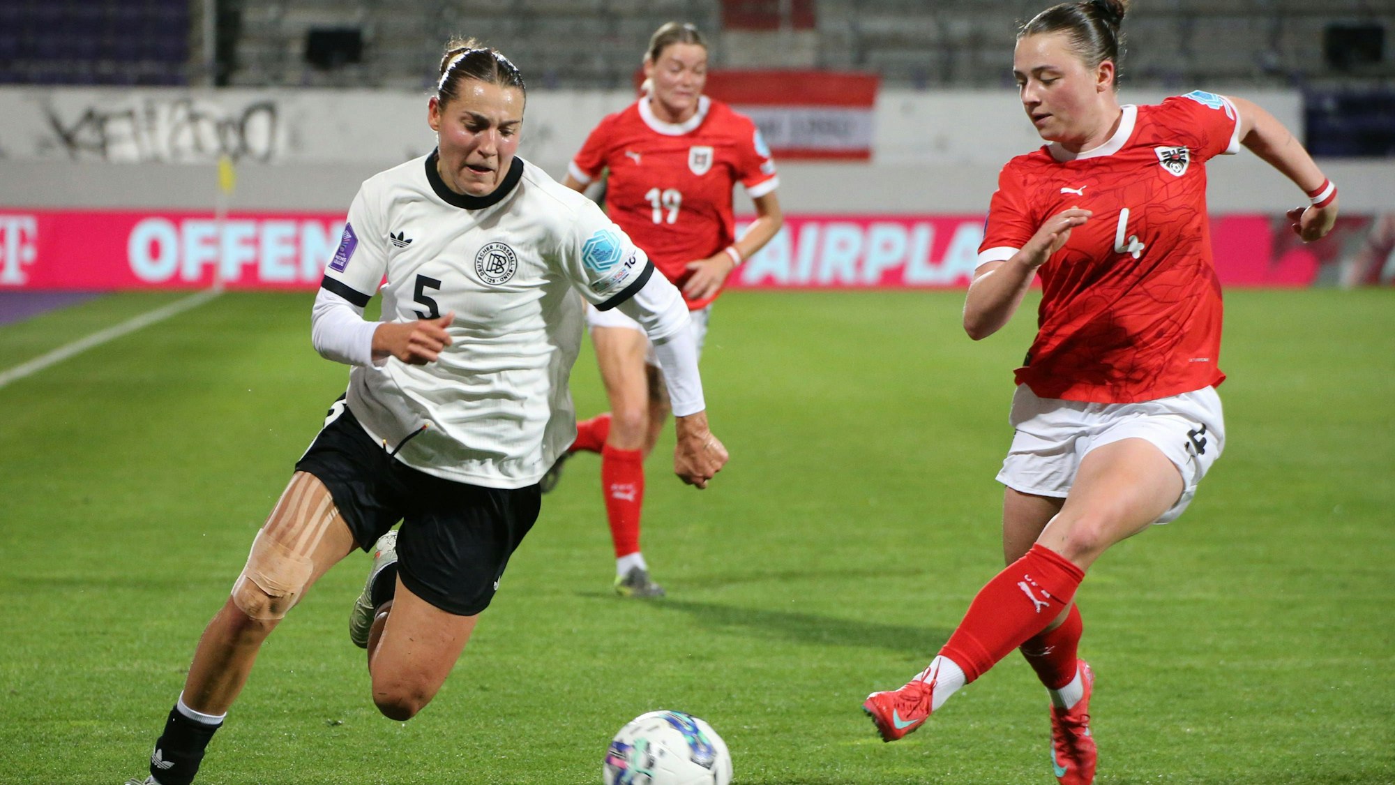 03.06.2025, xgrfx, Fussball UEFA Women s Nations League , Österreich - Deutschland v.l. Carlotta Wamser Deutsche Frauennationalmannschaft, Maria Plattner Österreich DFL/DFB REGULATIONS PROHIBIT ANY USE OF PHOTOGRAPHS as IMAGE SEQUENCES and/or QUASI-VIDEO Wien *** 03 06 2025, xgrfx, Football UEFA Women s Nations League , Austria Germany v l Carlotta Wamser German Women s National Team , Maria Plattner Austria DFL DFB REGULATIONS PROHIBIT ANY USE OF PHOTOGRAPHS as IMAGE SEQUENCES and or QUASI VIDEO Vienna