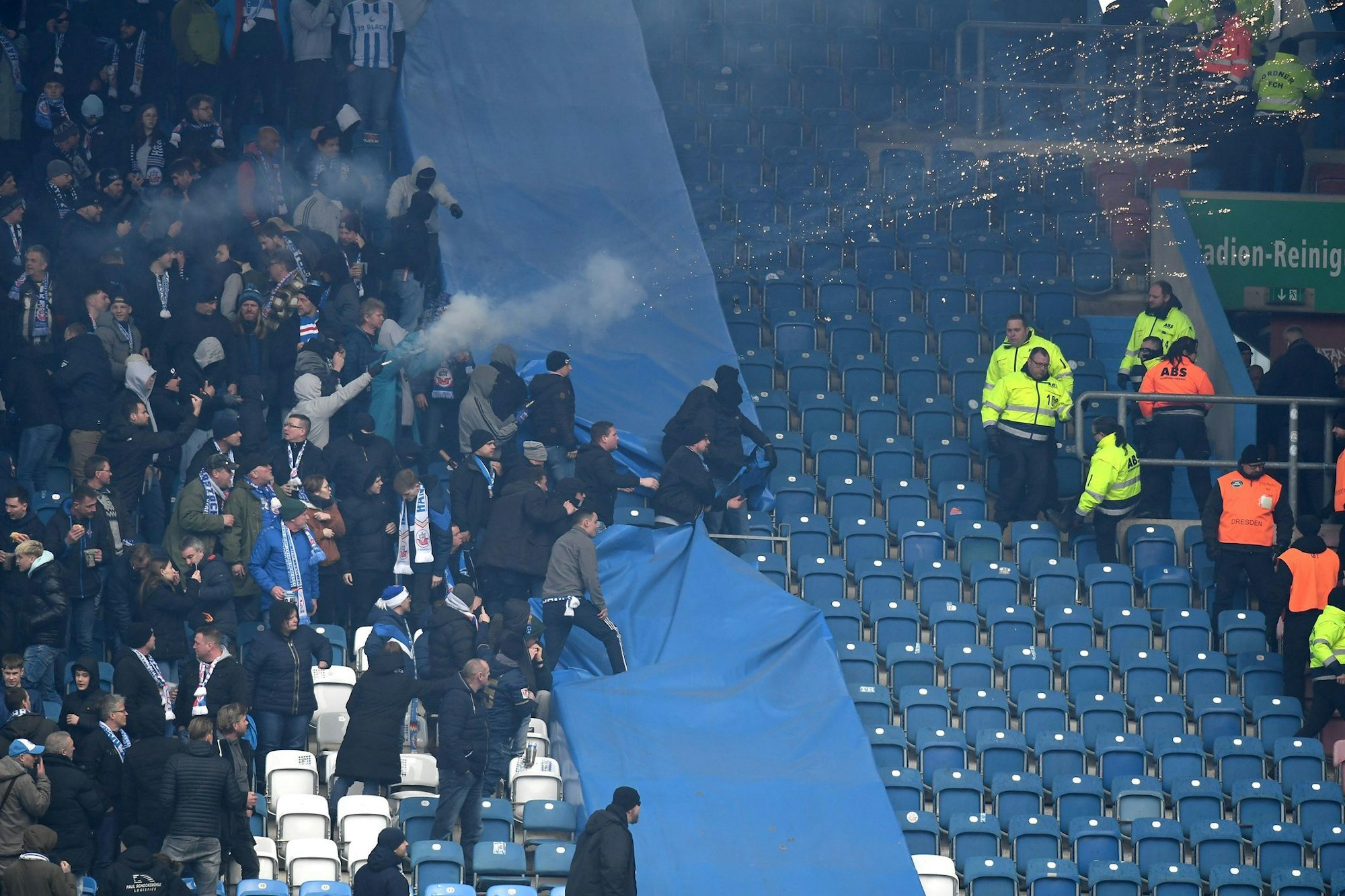 Ausschreitungen beim Spiel Hansa Rostock gegen Dynamo Dresden.