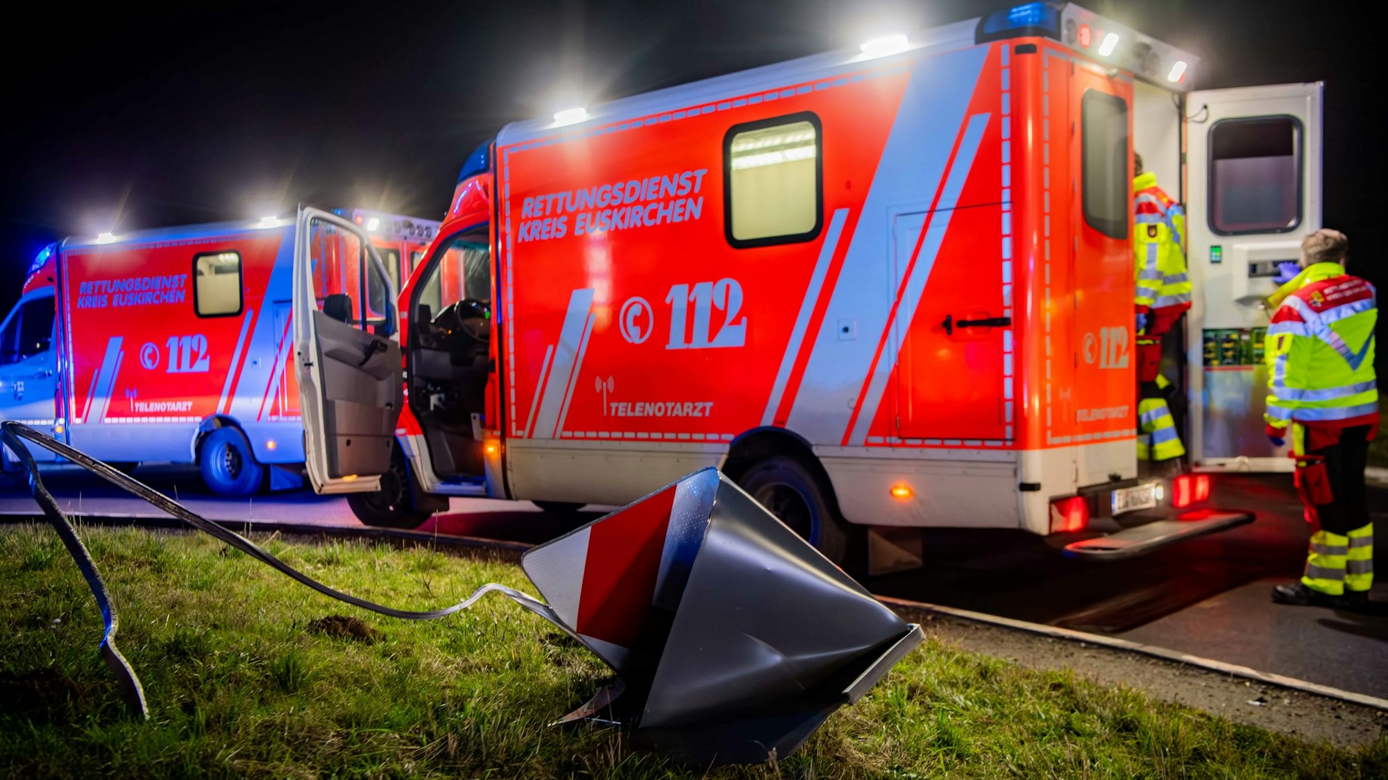 Ein Archivfoto zeigt zwei Rettungswagen, die nach einem Unfall am in Euskirchen im Einsatz sind.