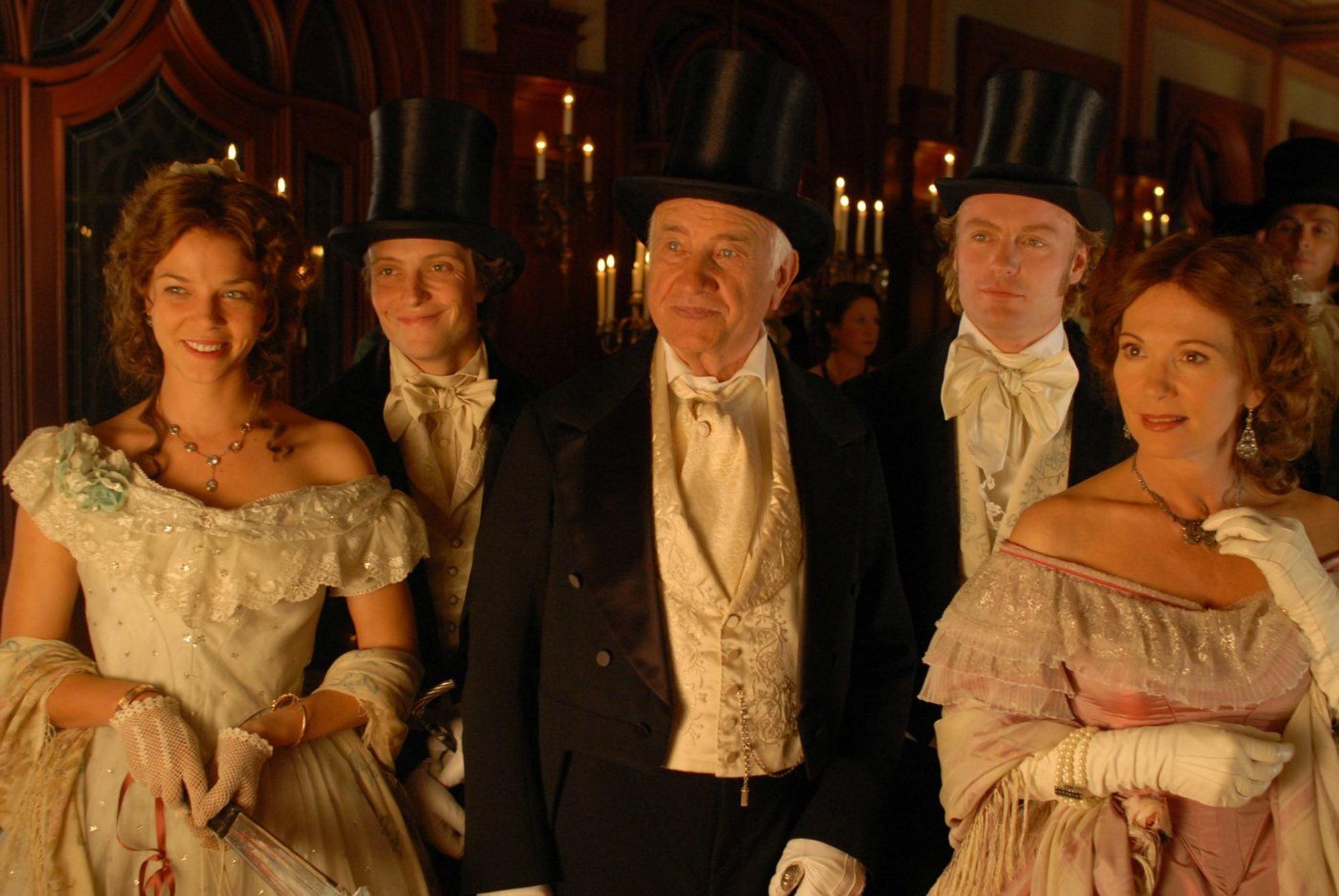 Die Familie Buddenbrook in einer Verfilmung aus dem Jahr 2008. Thomas Mann erhielt für seinen ersten Roman über den Aufstieg und Fall einer großbürgerlichen Handelsfamilie 1929 den Nobelpreis für Literatur.