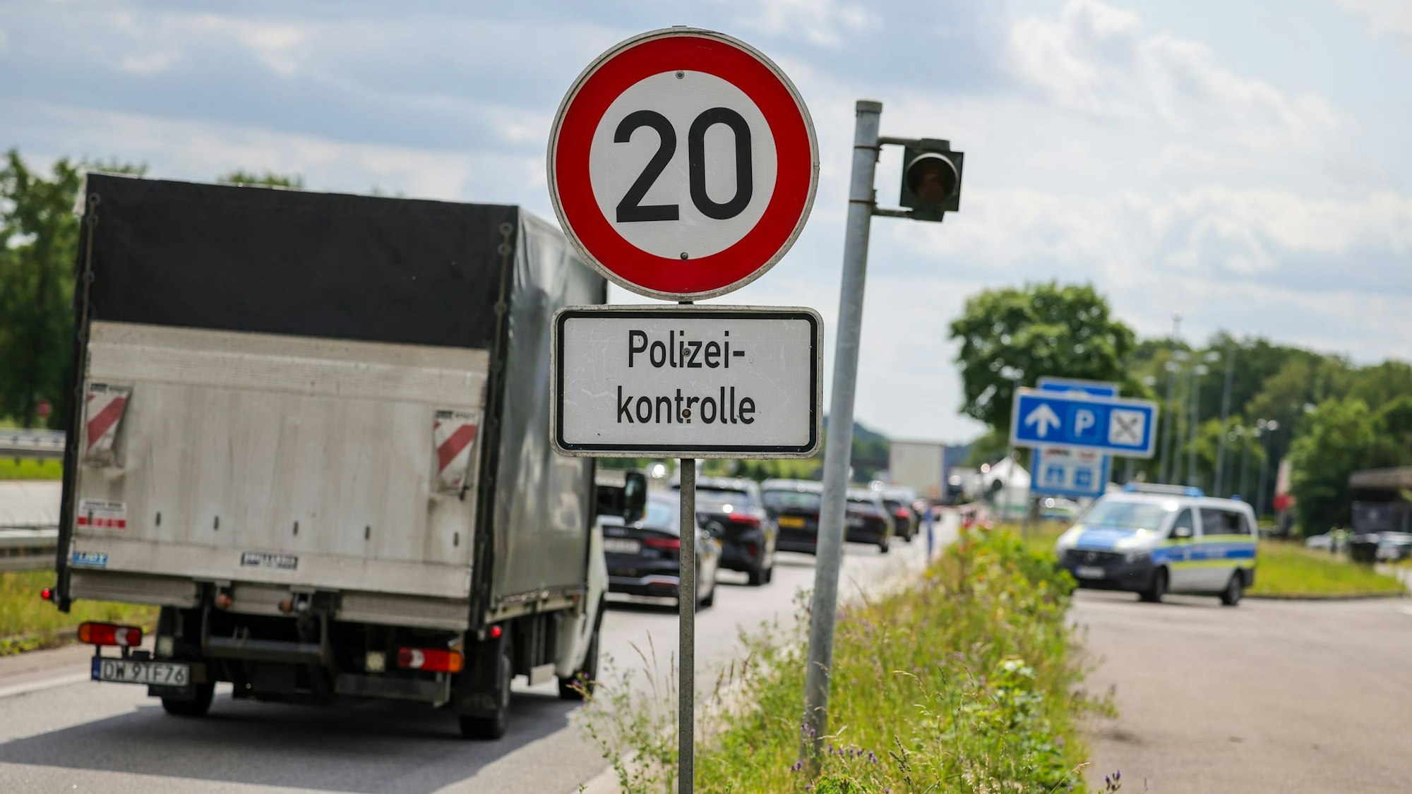 Autofahrer, die den deutschen Grenzkontrollen an der Autobahn ausweichen, sorgen auf kleinen Straßen für Behinderungen (Archivbild).