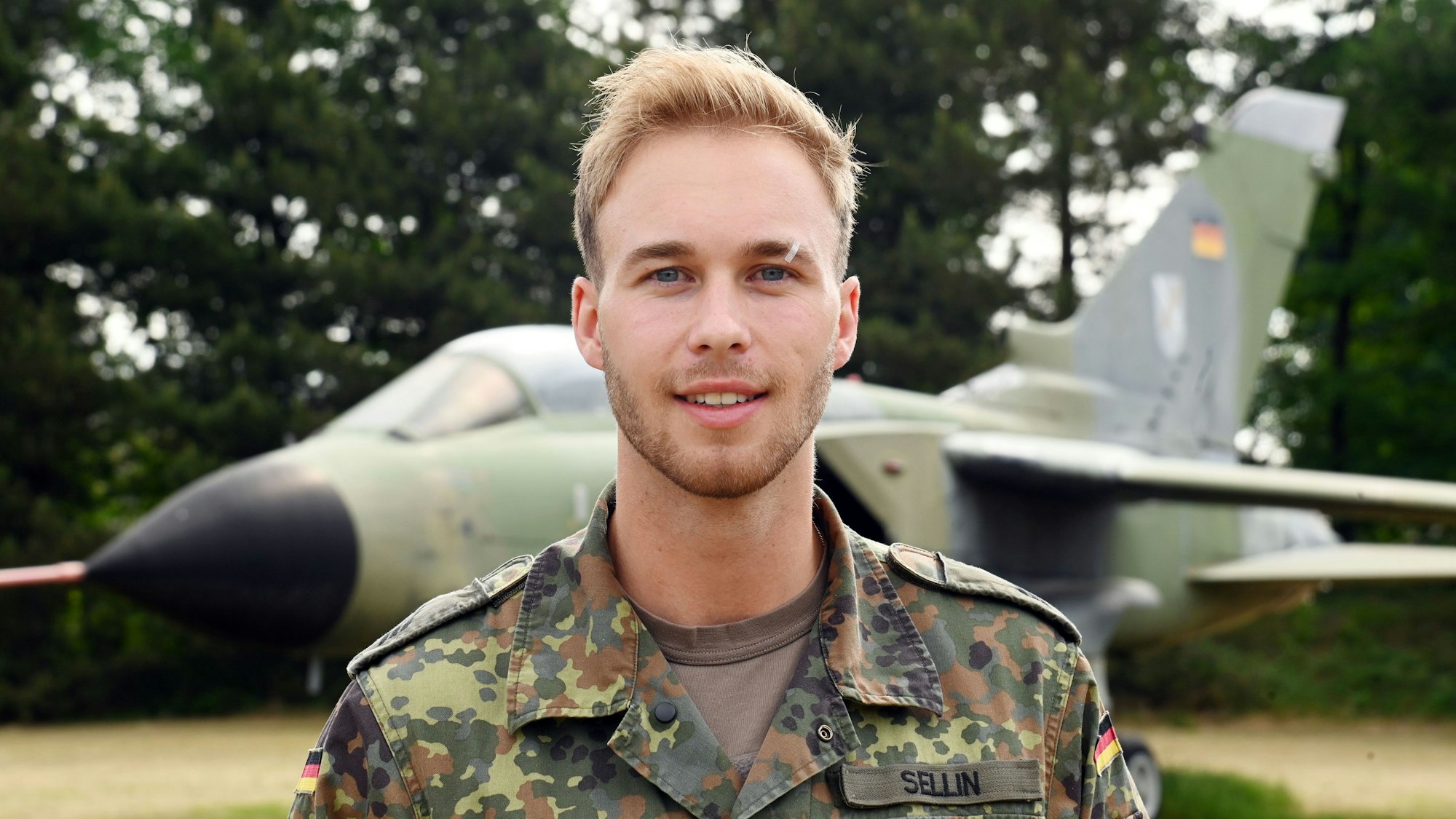 Tim Sellin fängt gerade bei der Bundeswehr an. Er ist in Uniform im Porträt zu sehen.