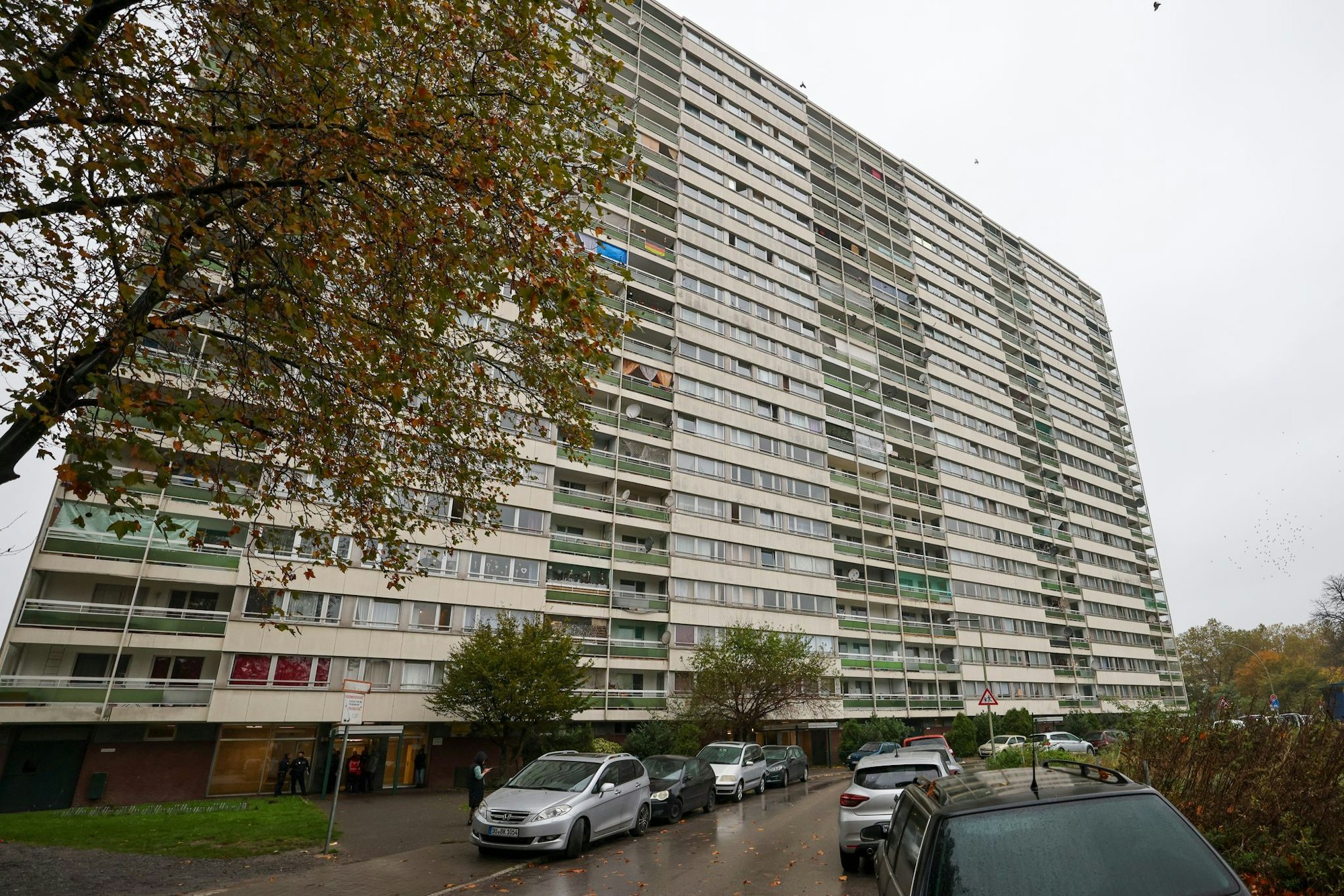 Meldekontrolle durch verschiedene Behörden am Problem-Hochhaus «Weißer Riese» im Stadtteil Homberg,