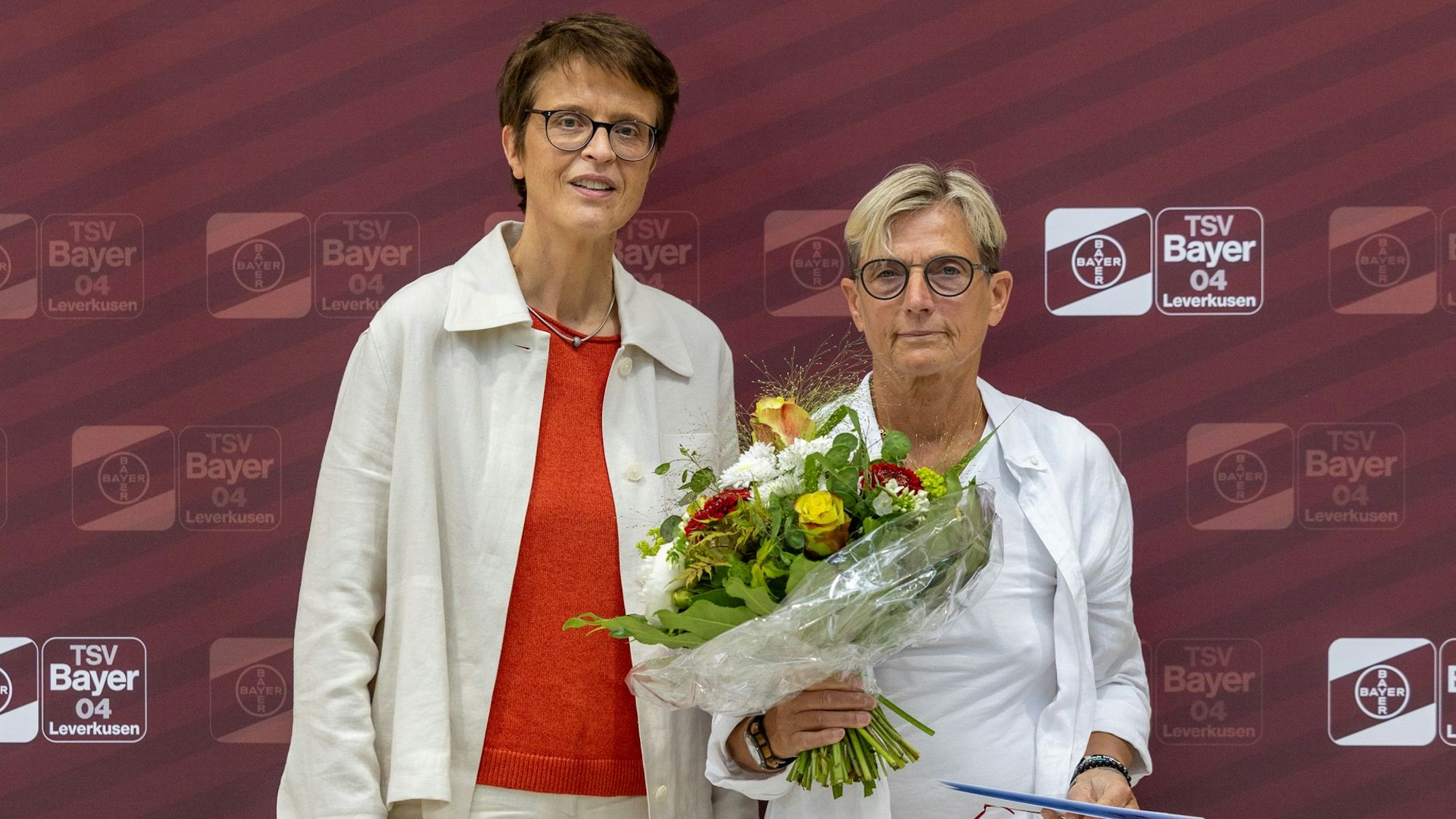 Renate Wolf erhielt aus den Händen von Anne Wingchen die Urkunde zur Ehrenmitgliedschaft und einen Strauß Blumen.