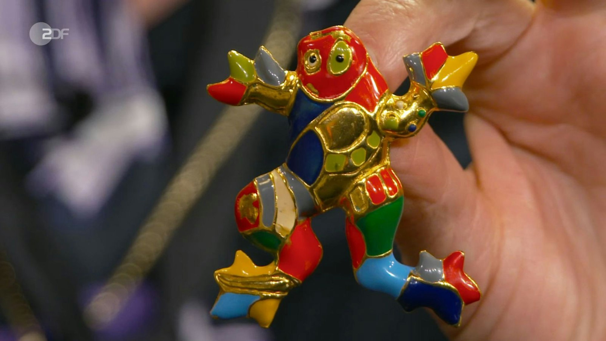 „Den Frosch erfand sie, als sie ein Märchen inszenierte“, wusste die Expertin über Niki de Saint Phalle zu berichten. (Bild: ZDF)
