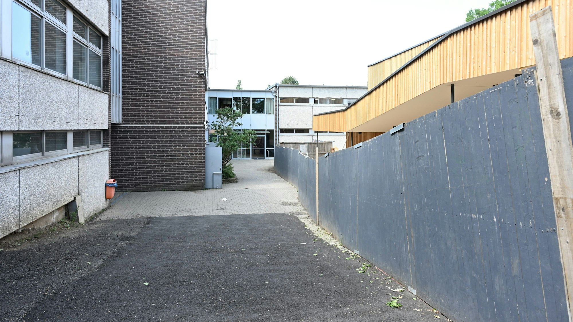 Auf dem Schulhof ist eine Baustelle.