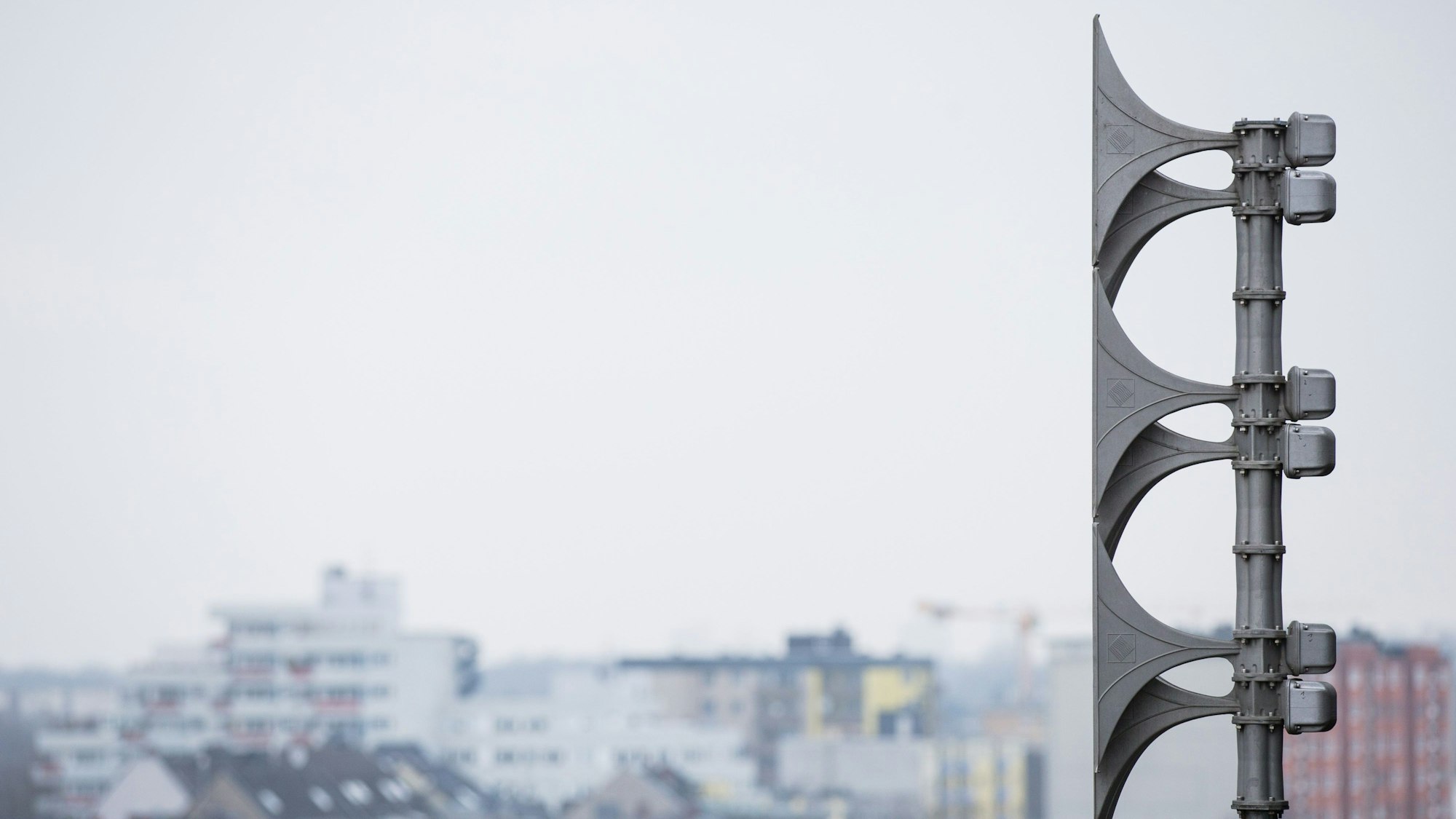 Eine Sirene ist auf einem Dach in Köln zu sehen.