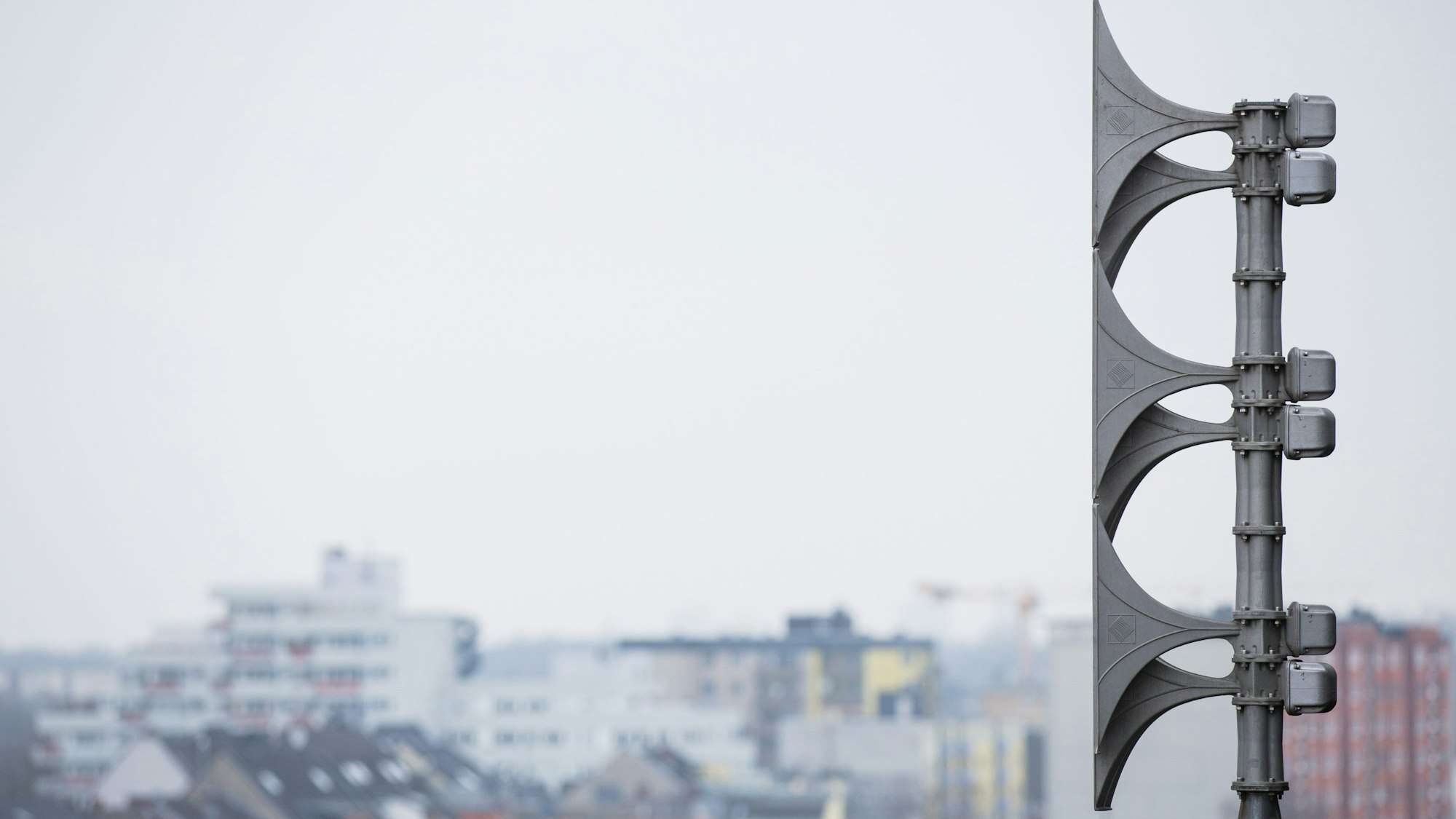 ARCHIV - 19.02.2015, Nordrhein-Westfalen, Köln: Eine Sirene ist auf einem Dach in Köln zu sehen.