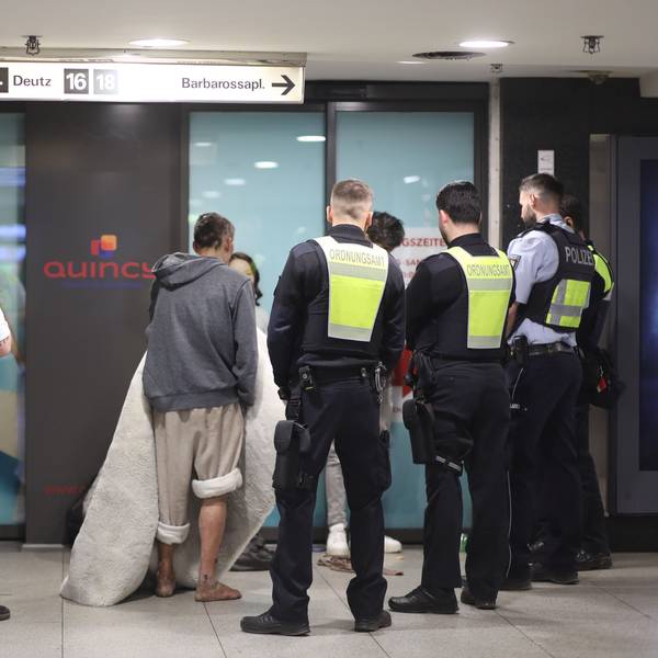 Polizei, KVB und das Ordnungsamt bei einer Kontrolle in der U-Bahn-Station Appellhofplatz