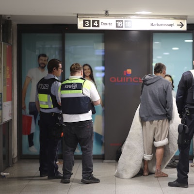 Polizei, KVB und das Ordnungsamt bei einer Kontrolle in der U-Bahn-Station Appellhofplatz