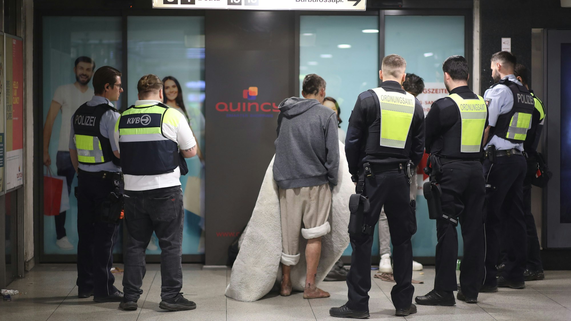 Polizei, KVB und das Ordnungsamt bei einer Kontrolle in der U-Bahn-Station Appellhofplatz