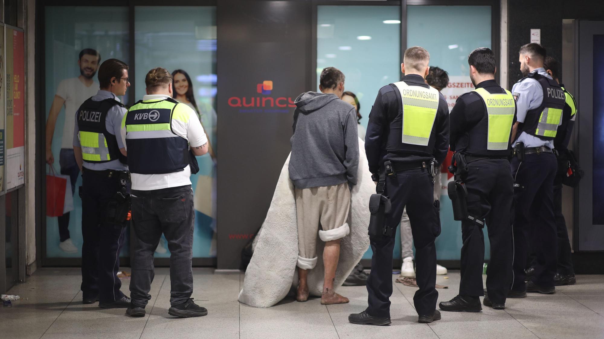 Eine Personenkontrolle in der Zwischenebene der U-Bahn-Station Appellhofplatz.