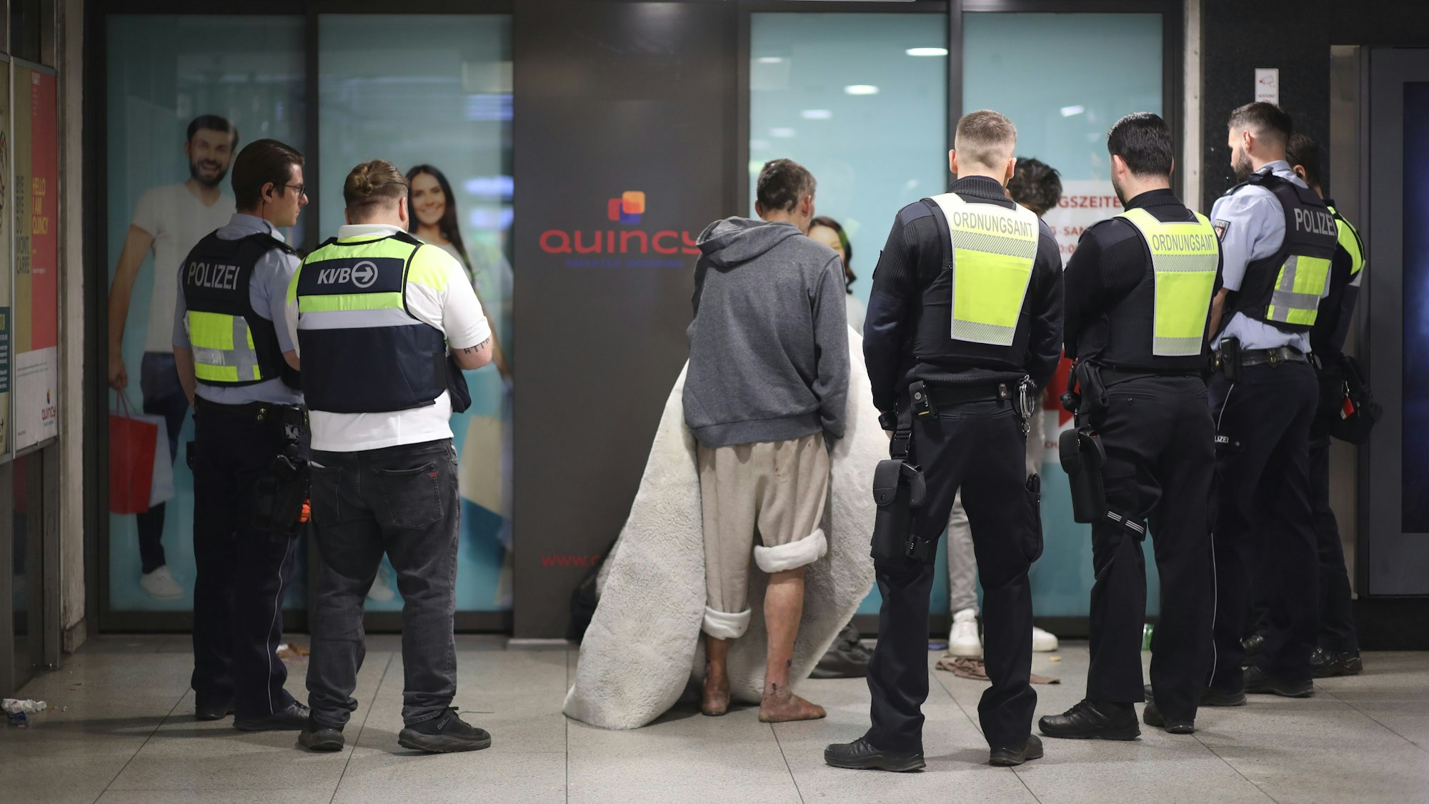 Eine Personenkontrolle in der Zwischenebene der U-Bahn-Station Appellhofplatz.