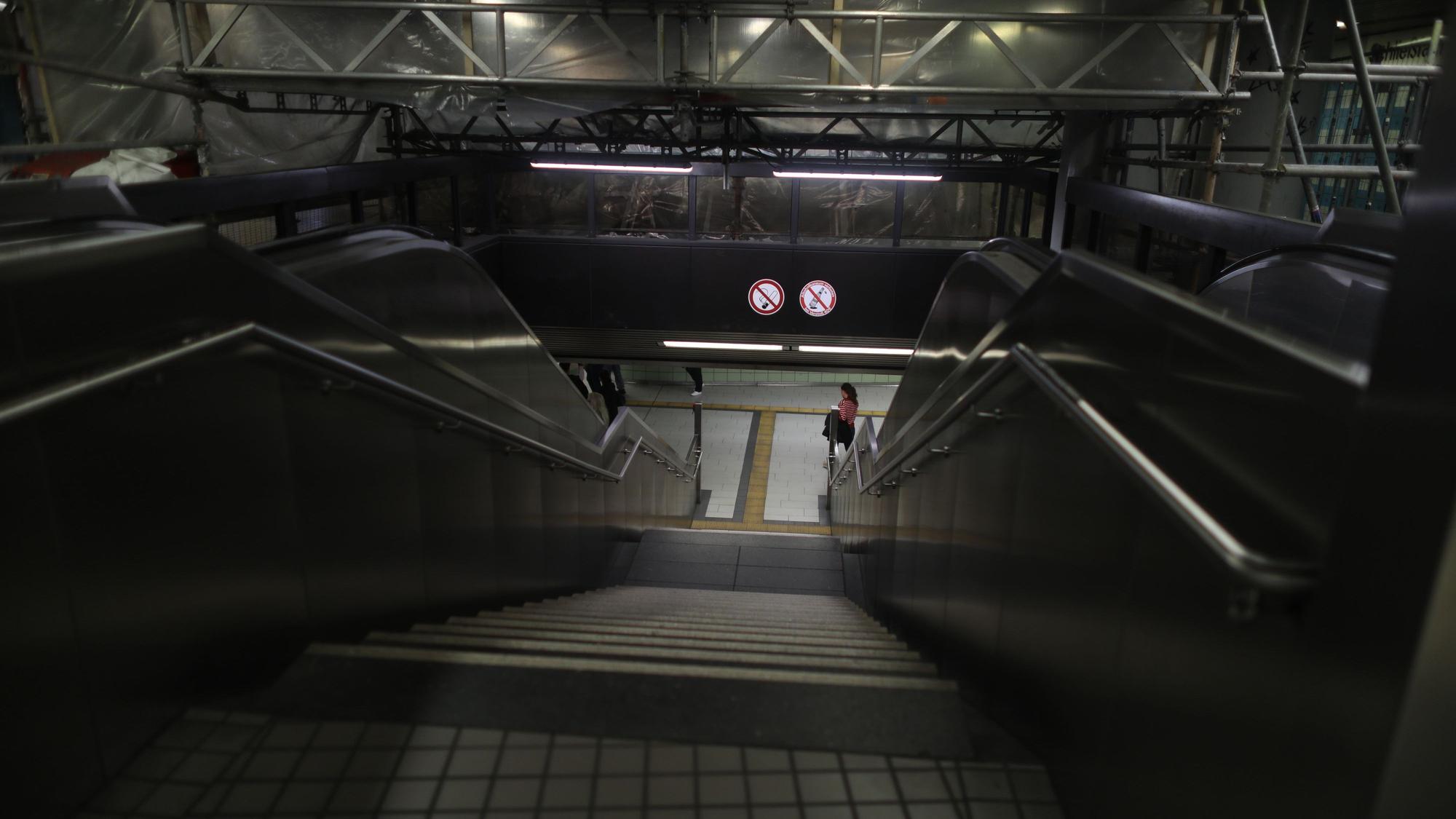 Der Friesenplatz mit der Platzfläche und den dortigen Ebenen der U-Bahn-Station.