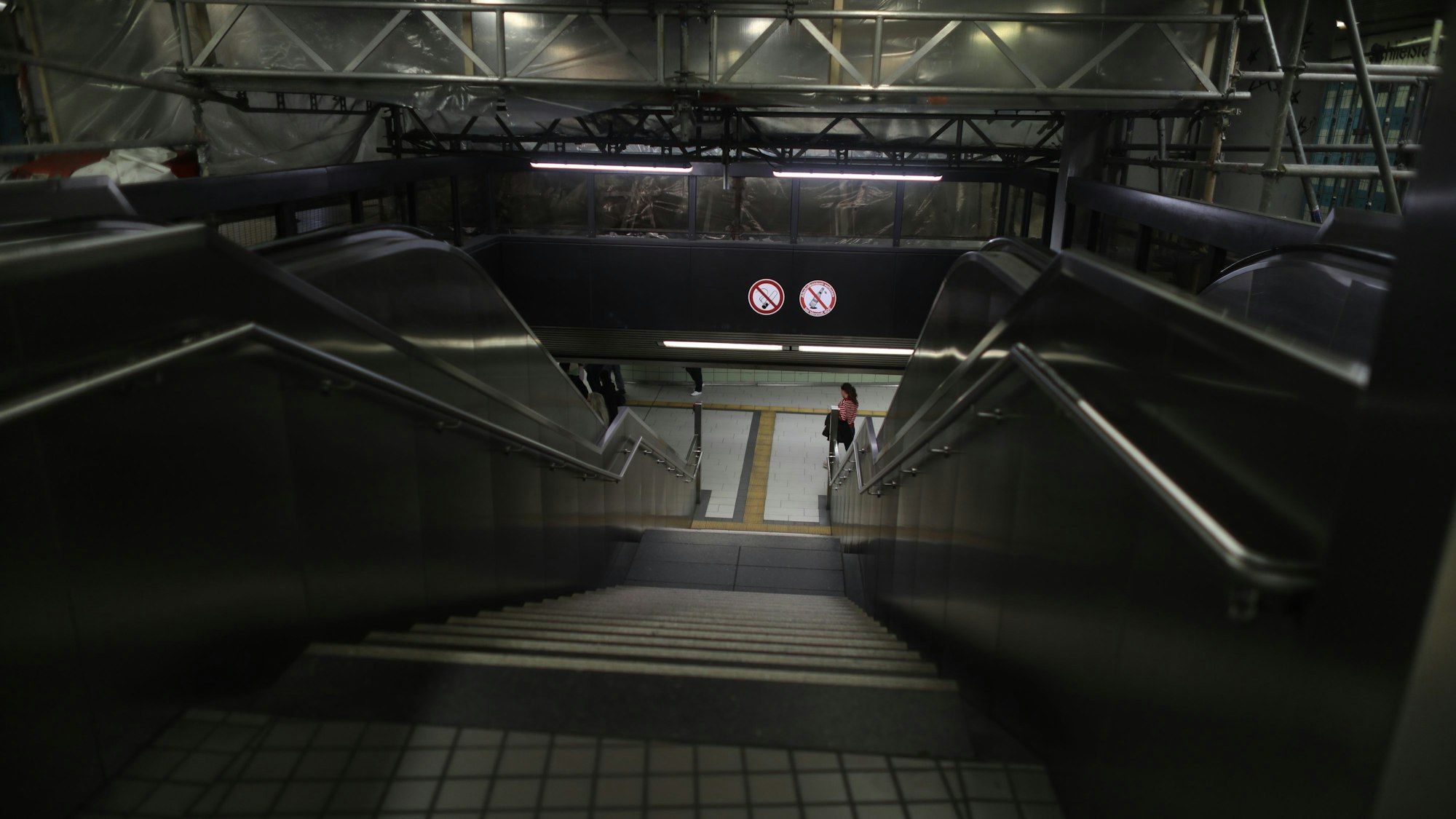 Der Friesenplatz mit der Platzfläche und den dortigen Ebenen der U-Bahn-Station.