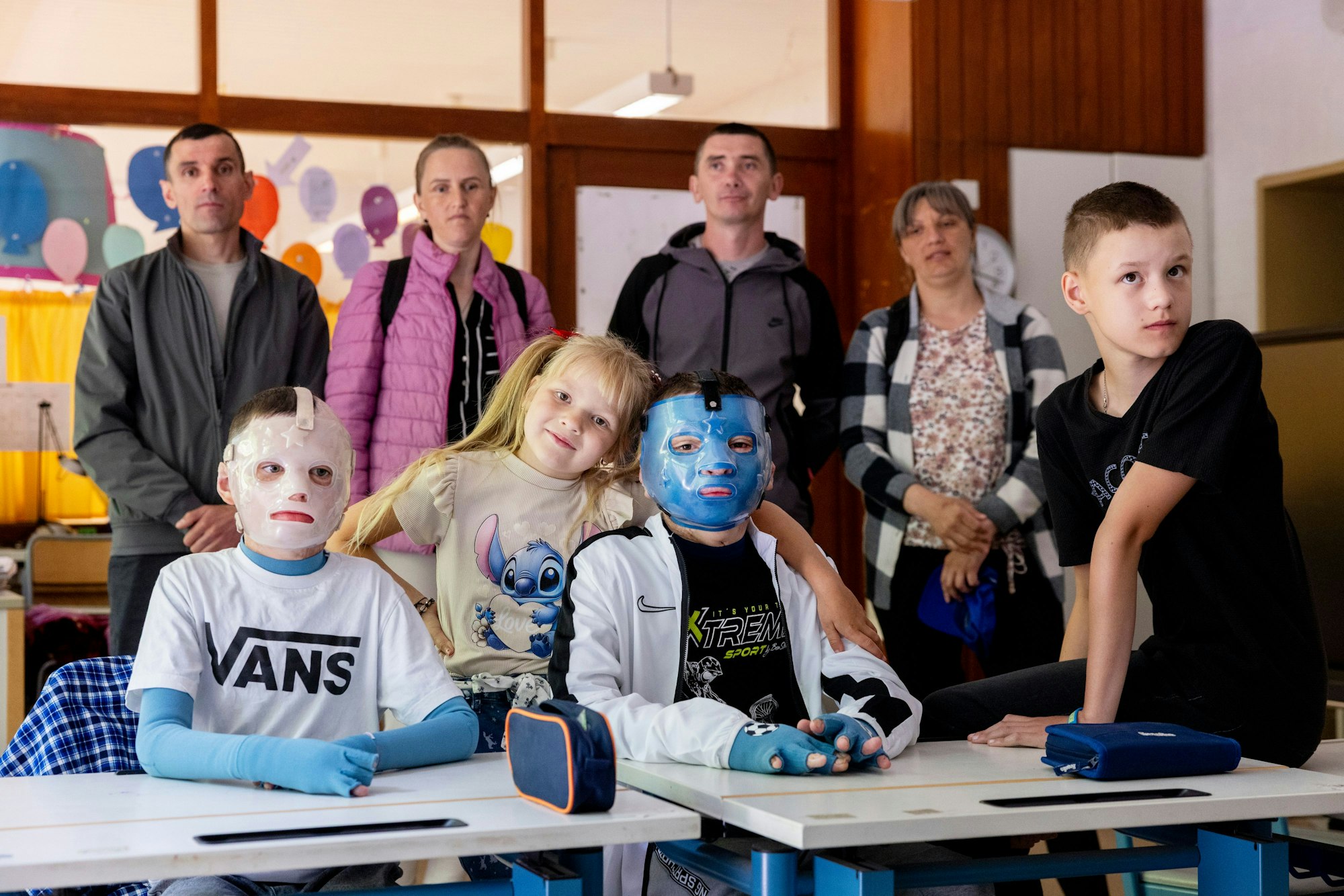 07.05.2025, Köln: Yurii und Yevhen aus der Ukraine wurden durch eine Explosion in einer Erdölraffinerie in der Ukraine schwerst verbrannt und in der Uniklinik Köln behandelt.
Aufnahmen in der Belvedere-Schule, die sie beide besuchen, zusammen mit ihrer Familie.
Foto: Michael Bause